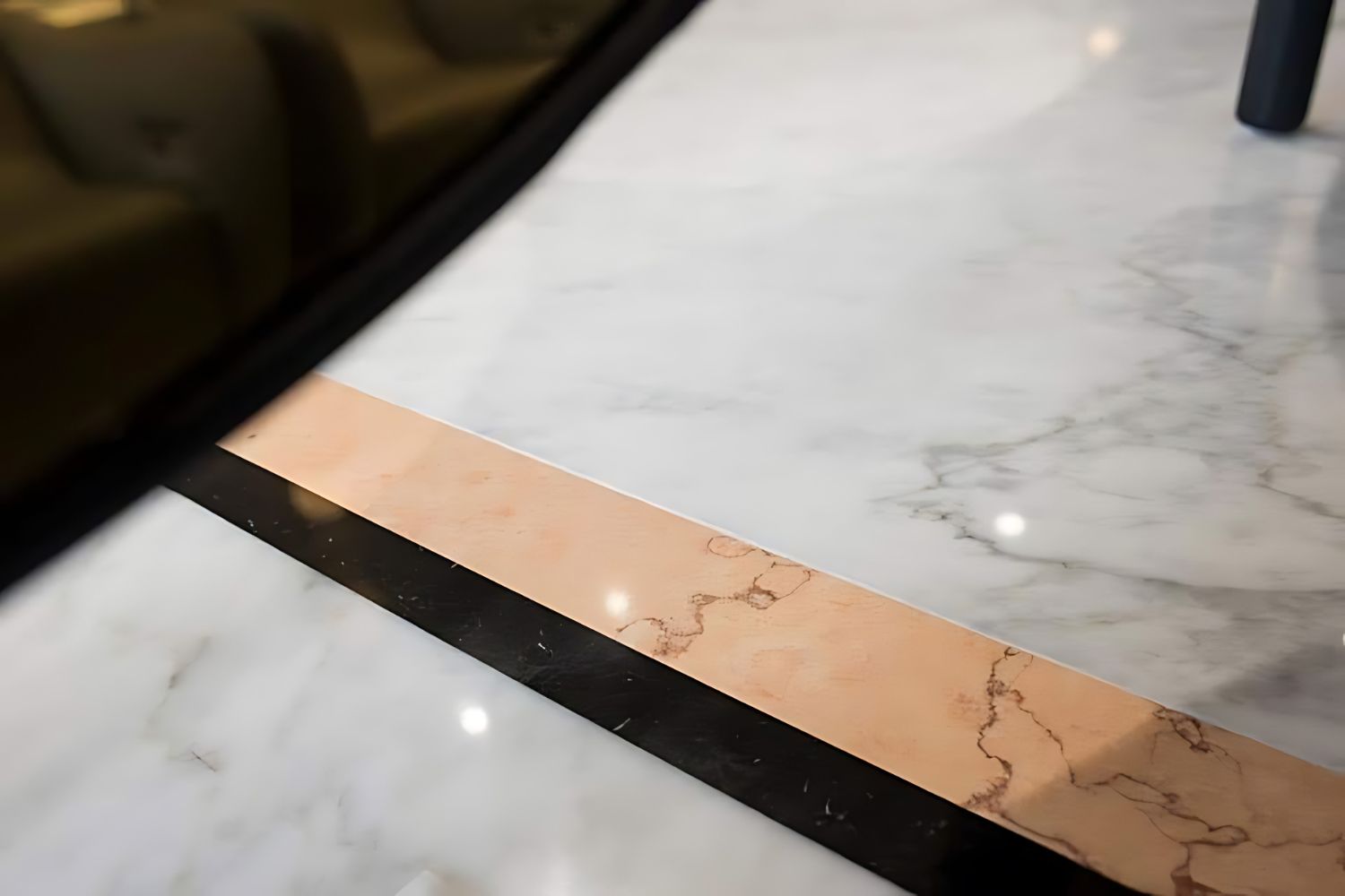 un primo piano di un pavimento in marmo con bordo nero.