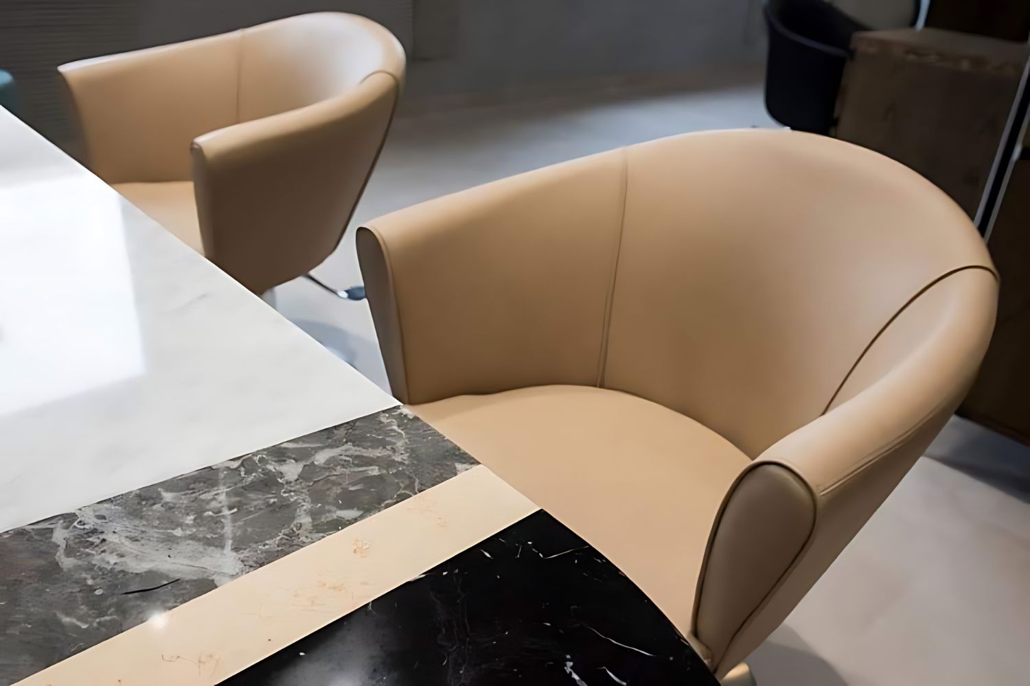 due sedie sono sedute una accanto all'altra su un tavolo