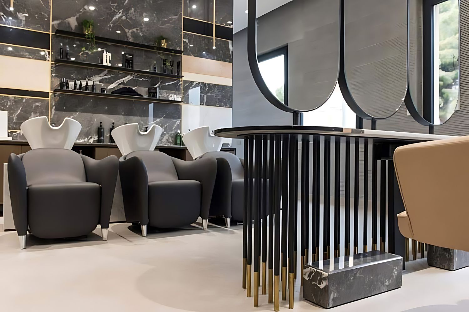 un salone con tavolo e sedie e un lavandino.