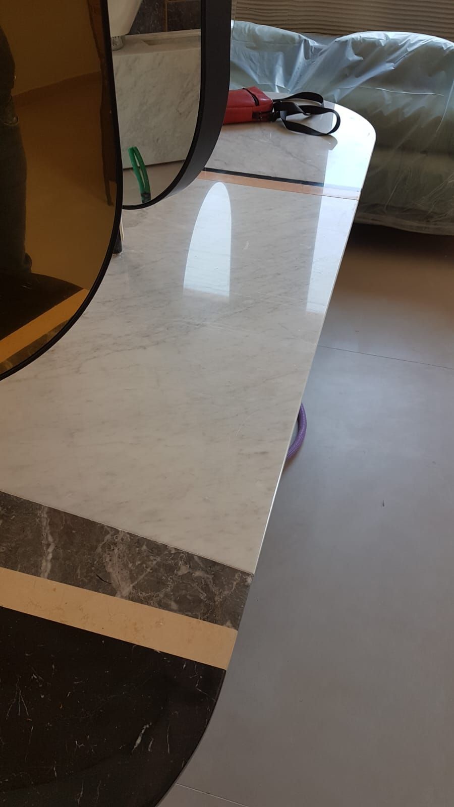 uno specchio è seduto sopra un tavolo in una stanza.