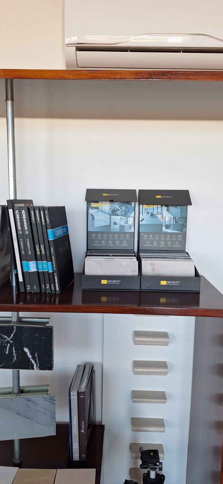 uno scaffale con libri e un laptop sopra.