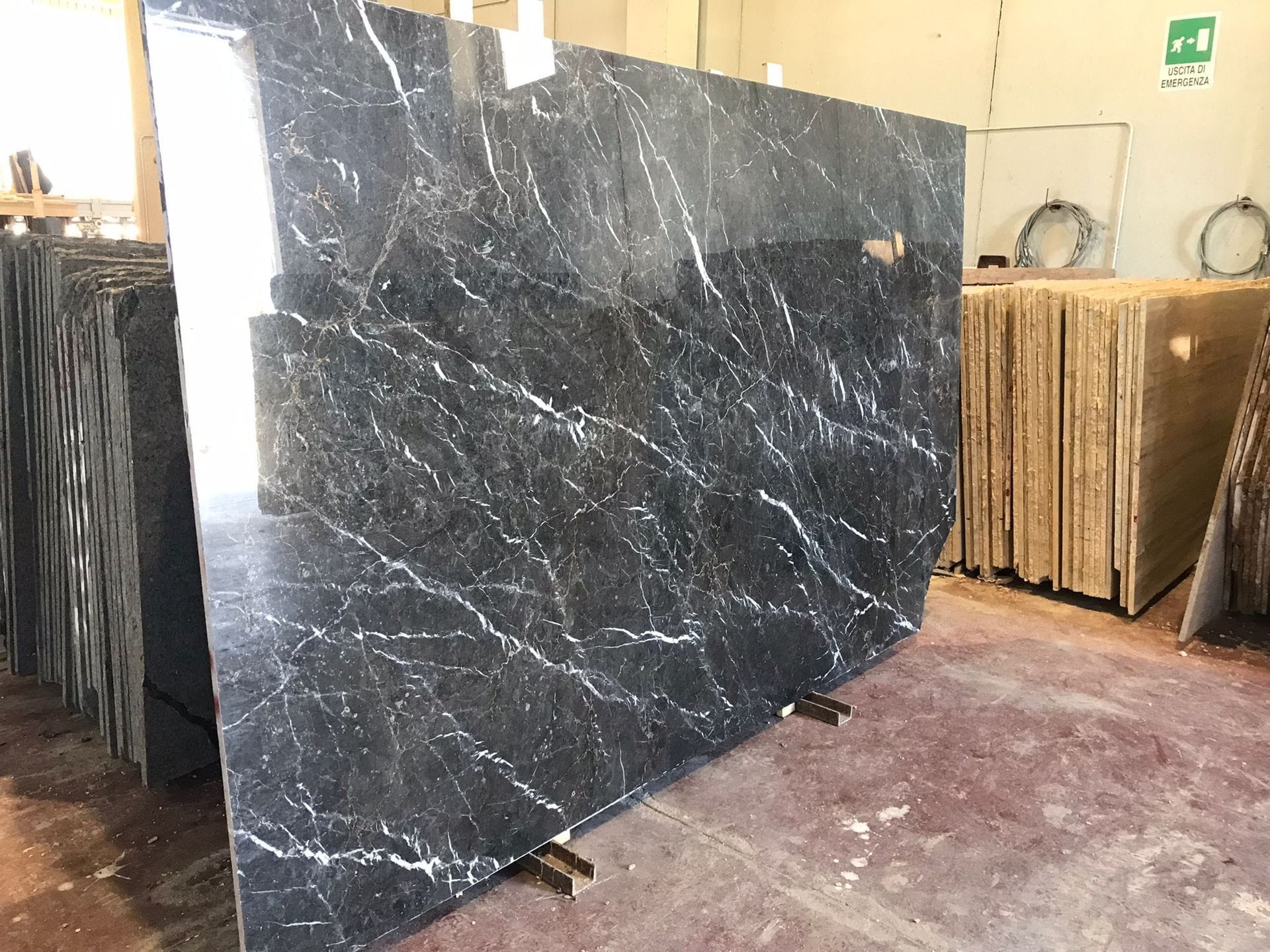 sul pavimento di una stanza è posata una grande lastra di marmo nero.
