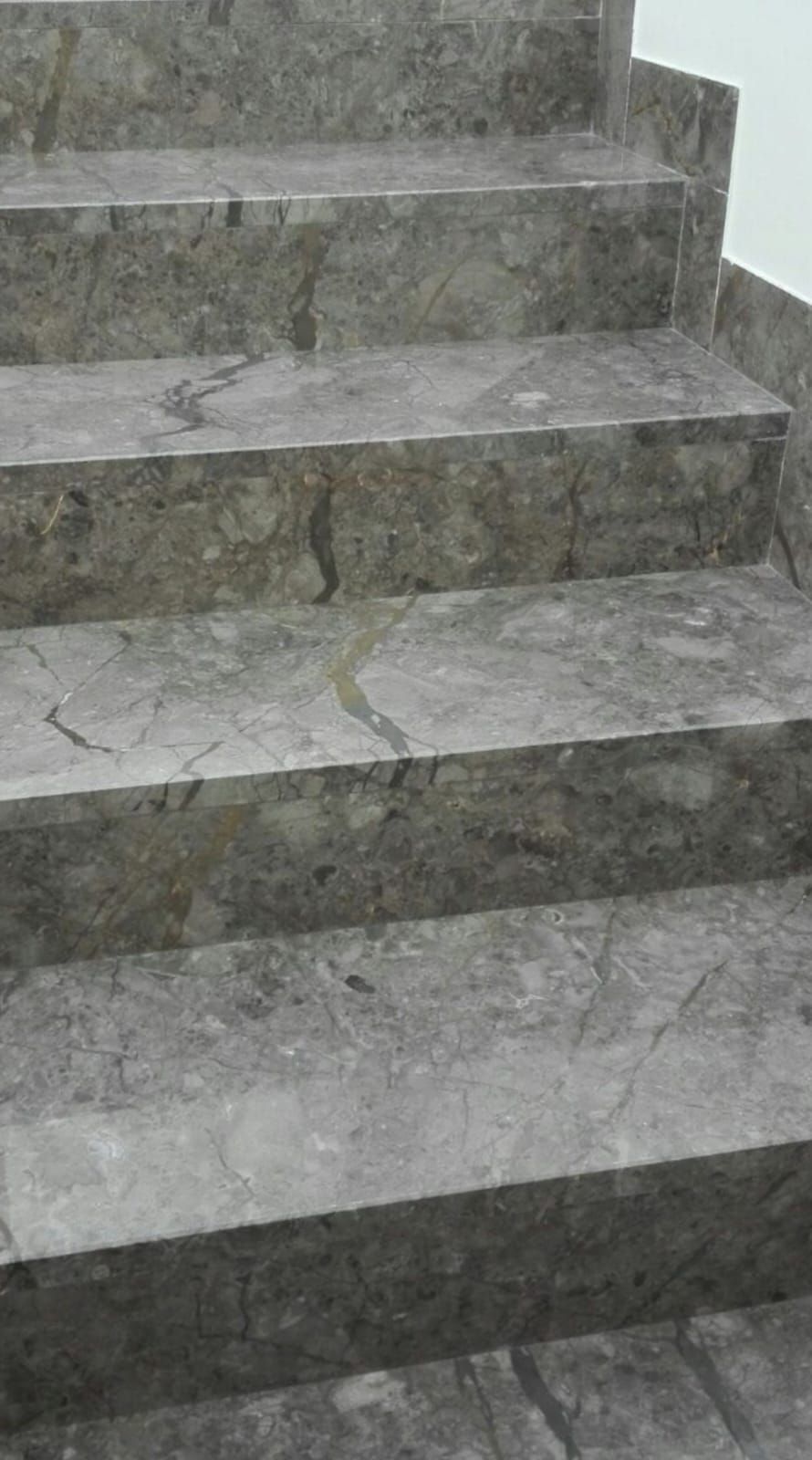 un primo piano di una rampa di scale in marmo.