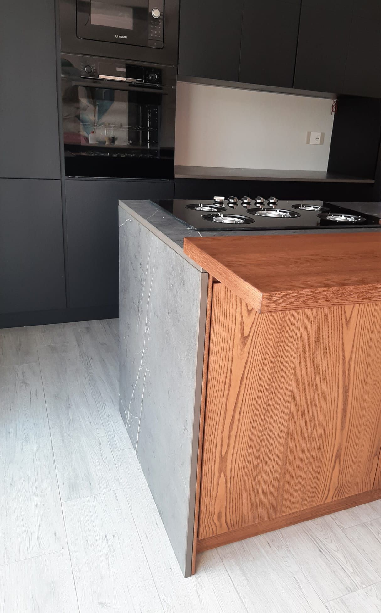 una cucina con isola in legno e forno.