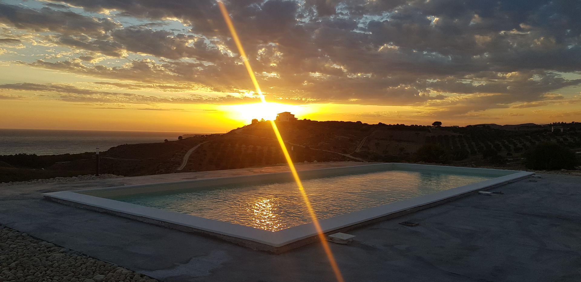 piscina al tramonto