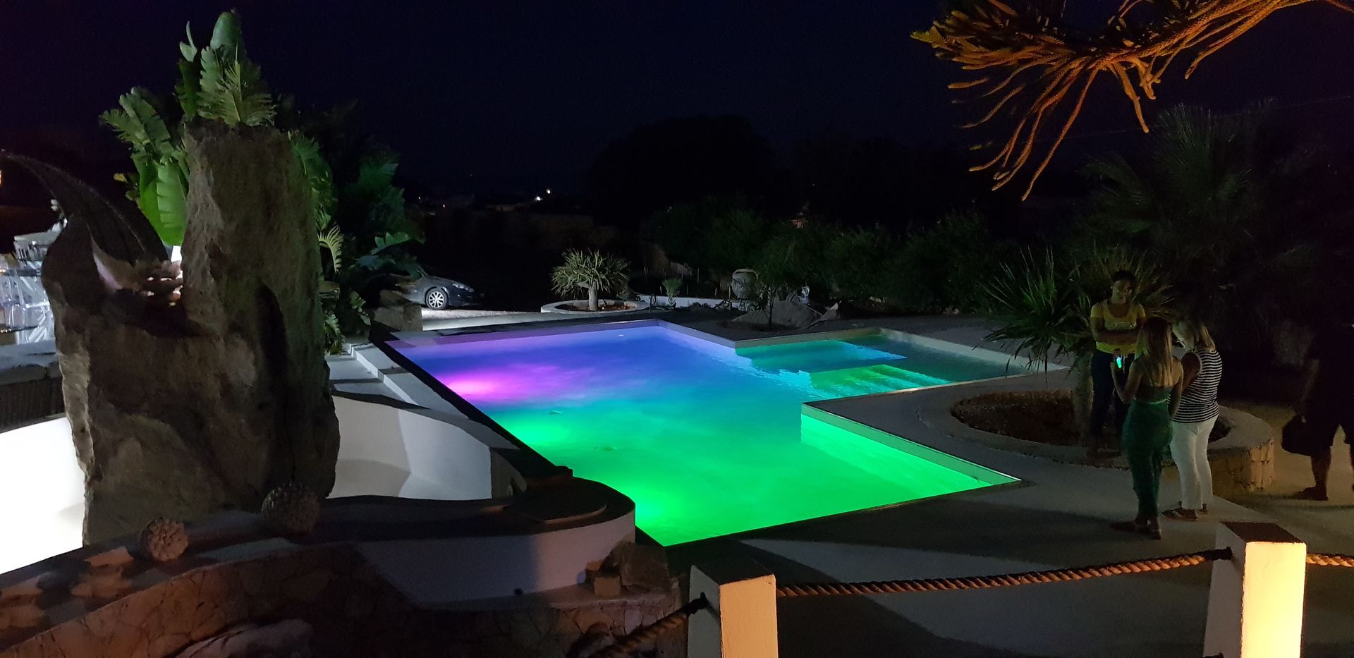 piscina illuminata con giochi di colore