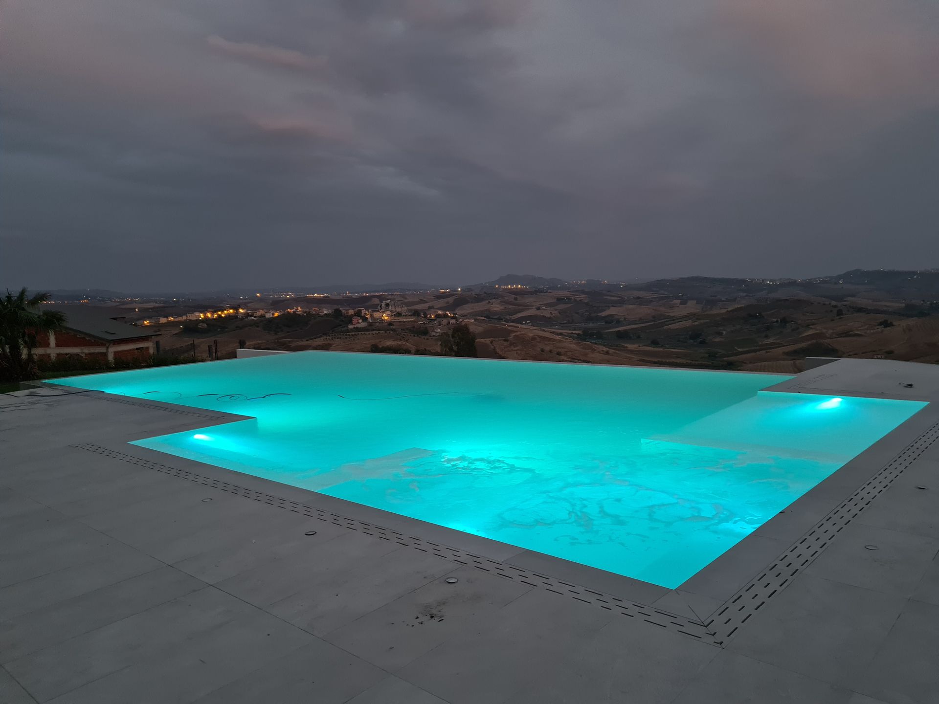 piscina con idromassaggio illuminata
