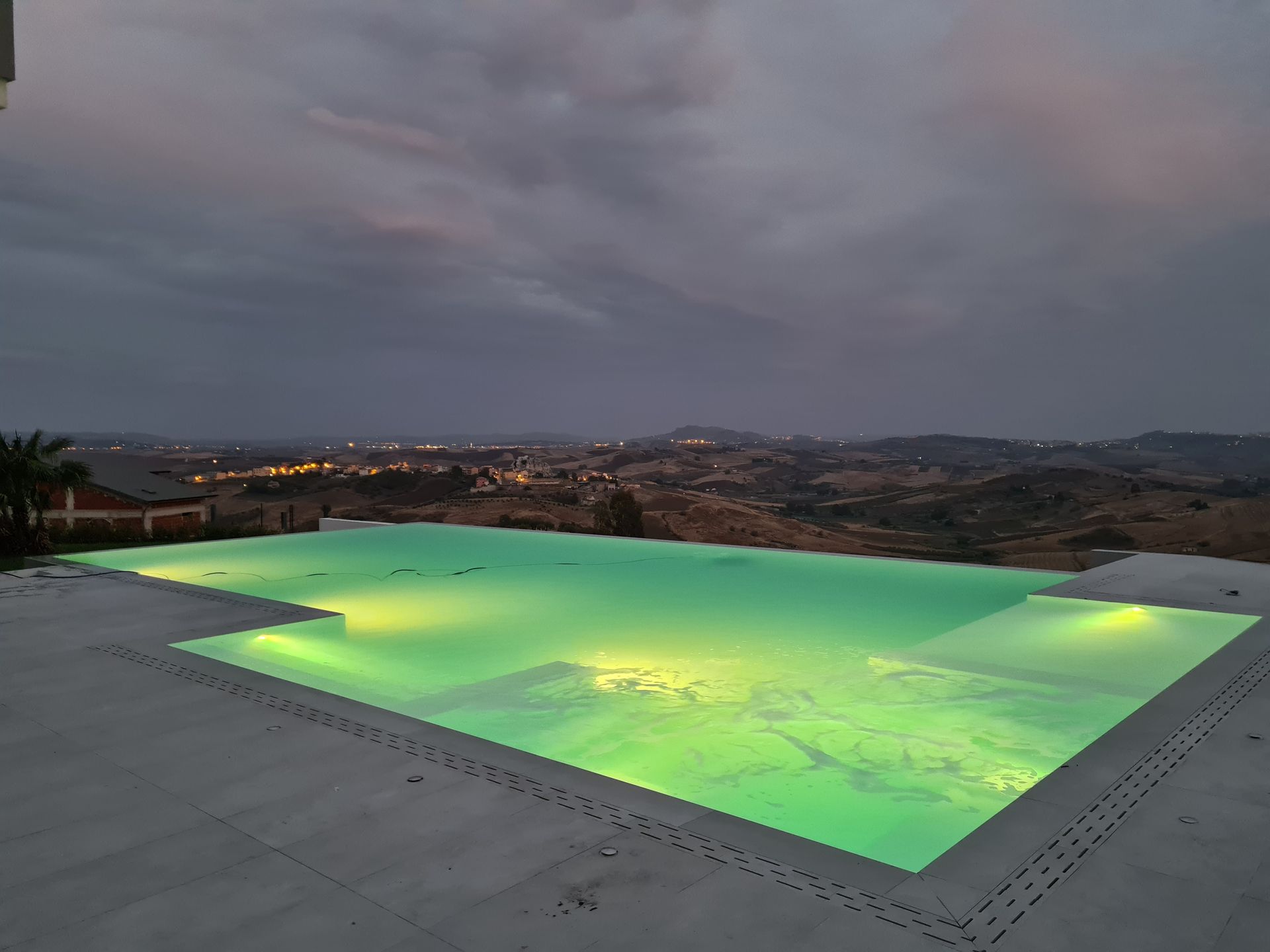 piscina illuminata di verde