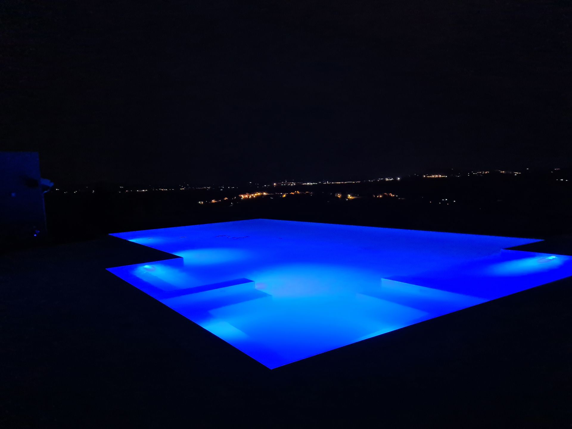 piscina illuminata di blu