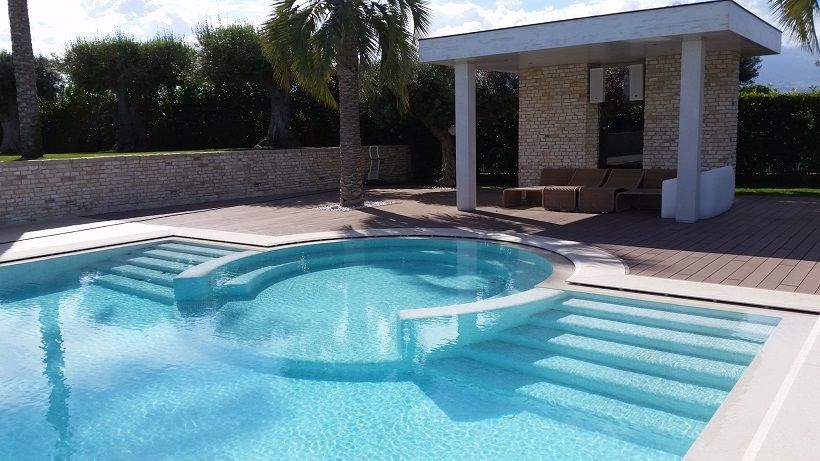 Una grande piscina con scale per accedervi