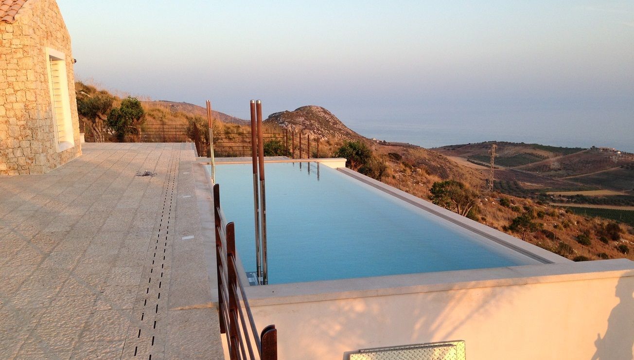 Una grande piscina con vista sulle montagne sullo sfondo