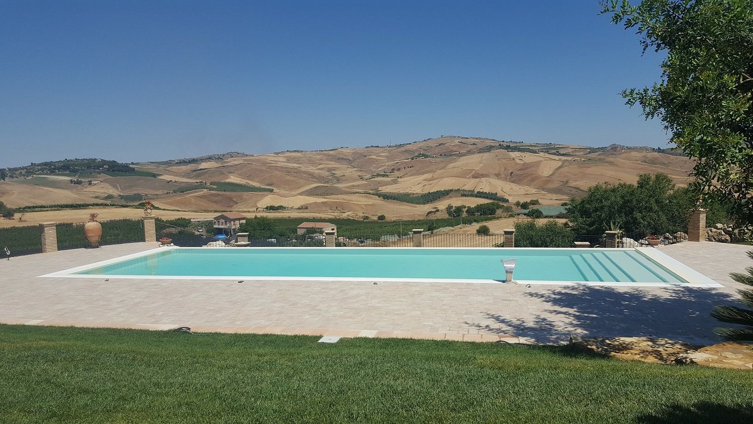 Una grande piscina con una montagna sullo sfondo