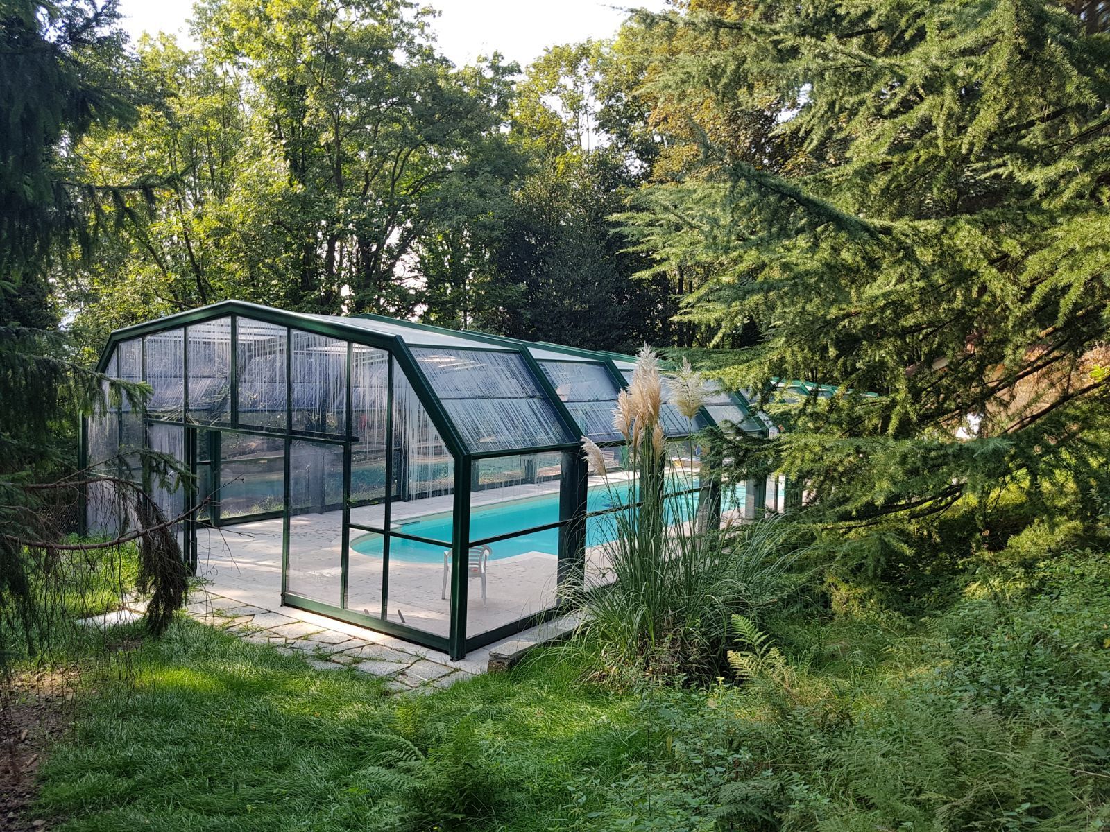 Una piscina coperta da una serra