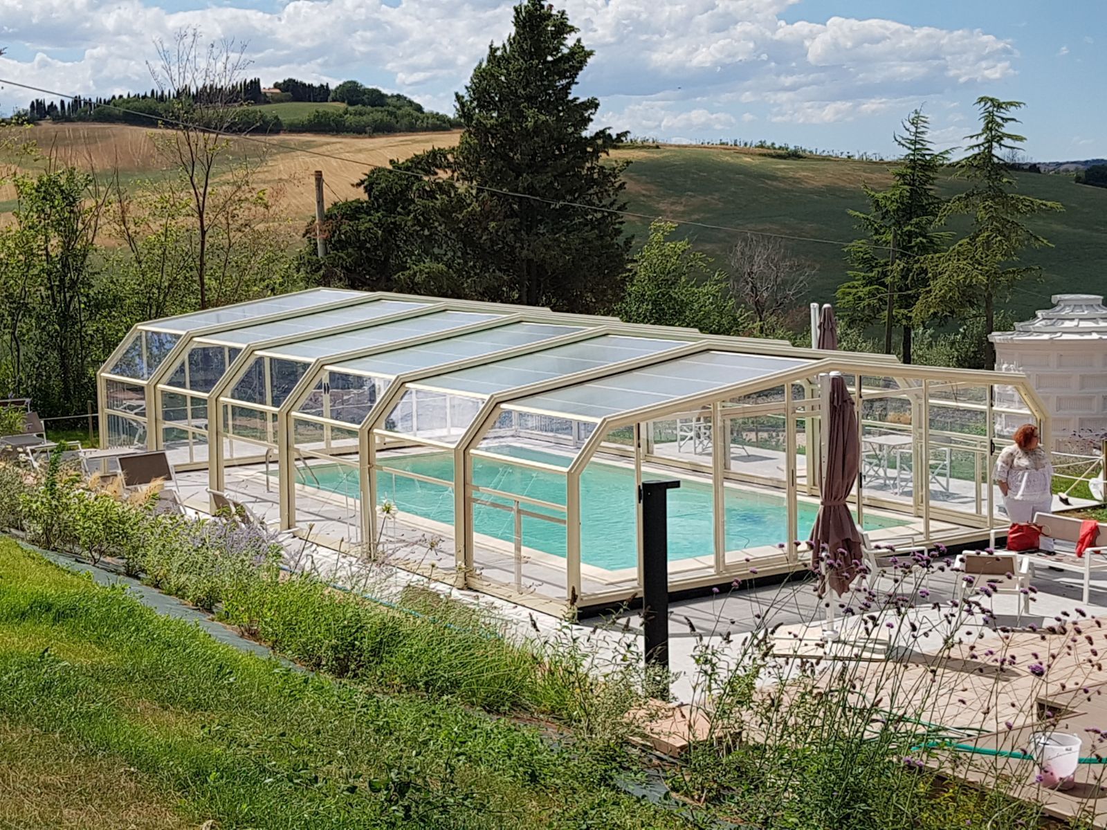 Una grande piscina coperta da una copertura trasparente.