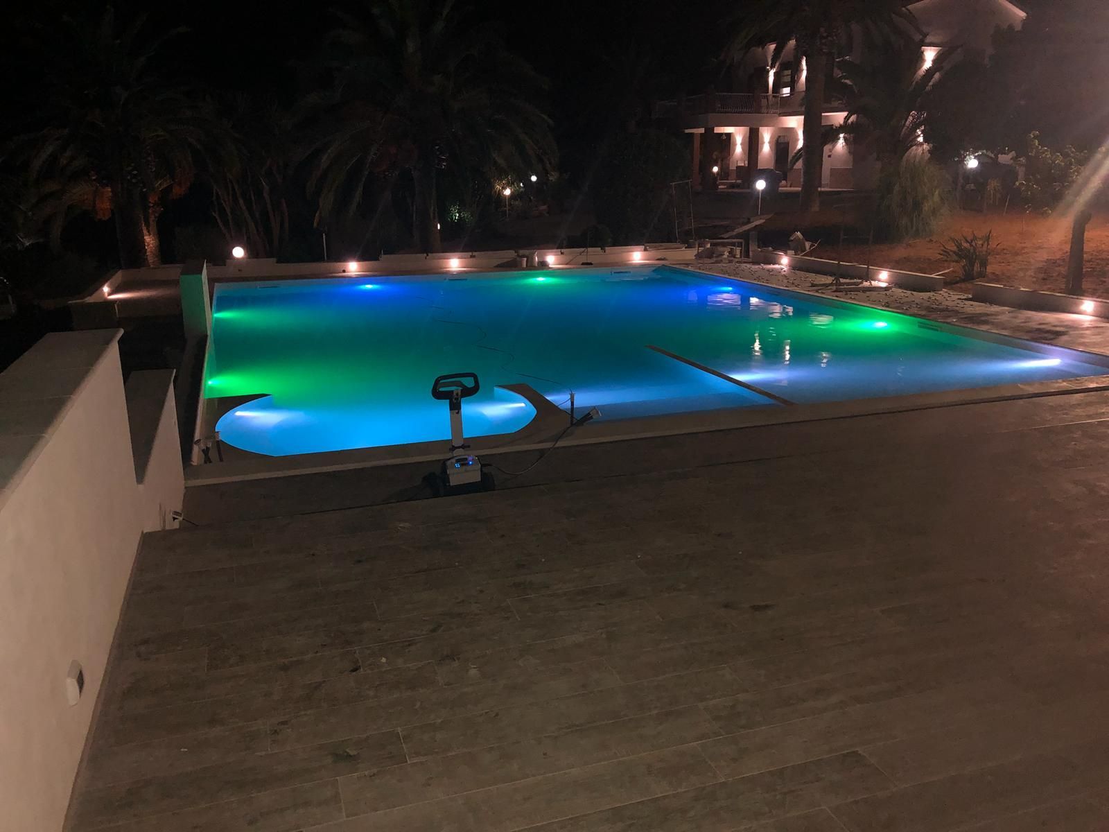 Una grande piscina è illuminata di notte