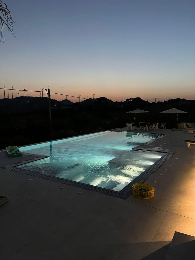 progettazione e realizzazione di piscine in Sicilia con vasca idromassaggio