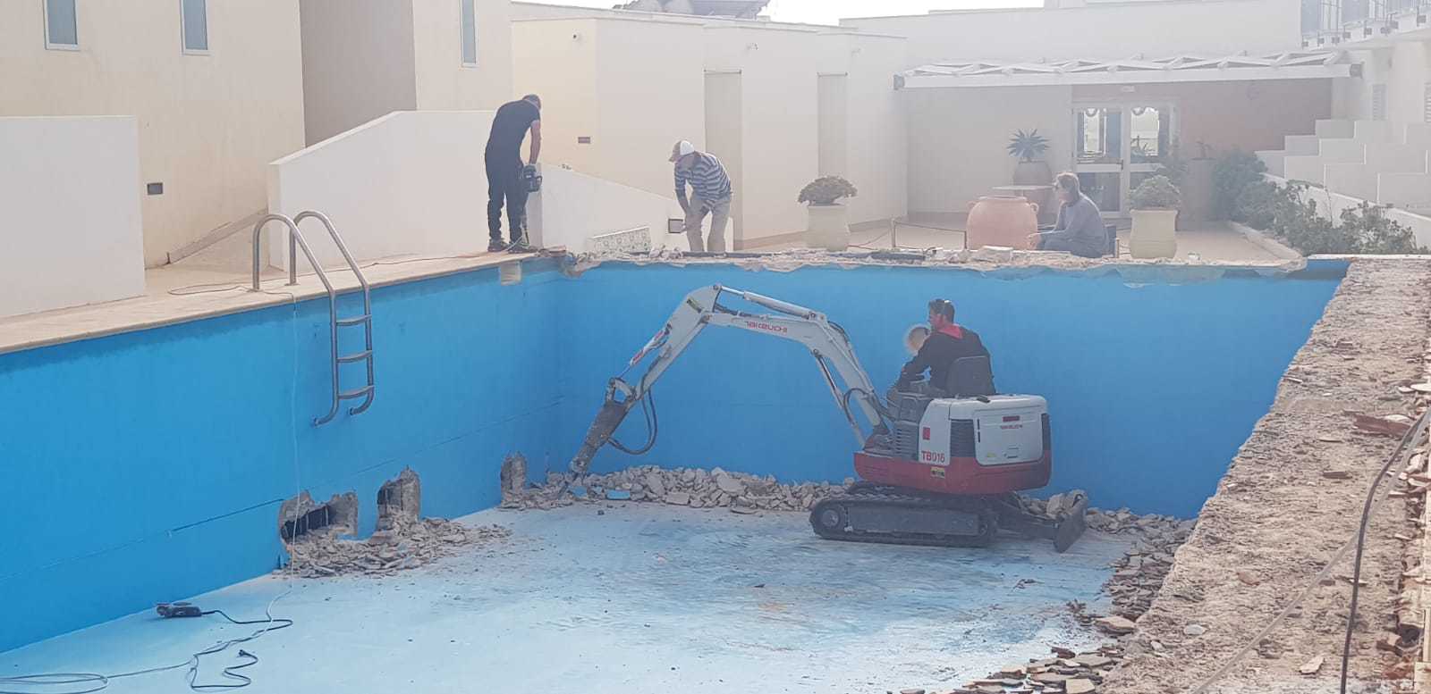 Lavori per la realizzazione di una piscina