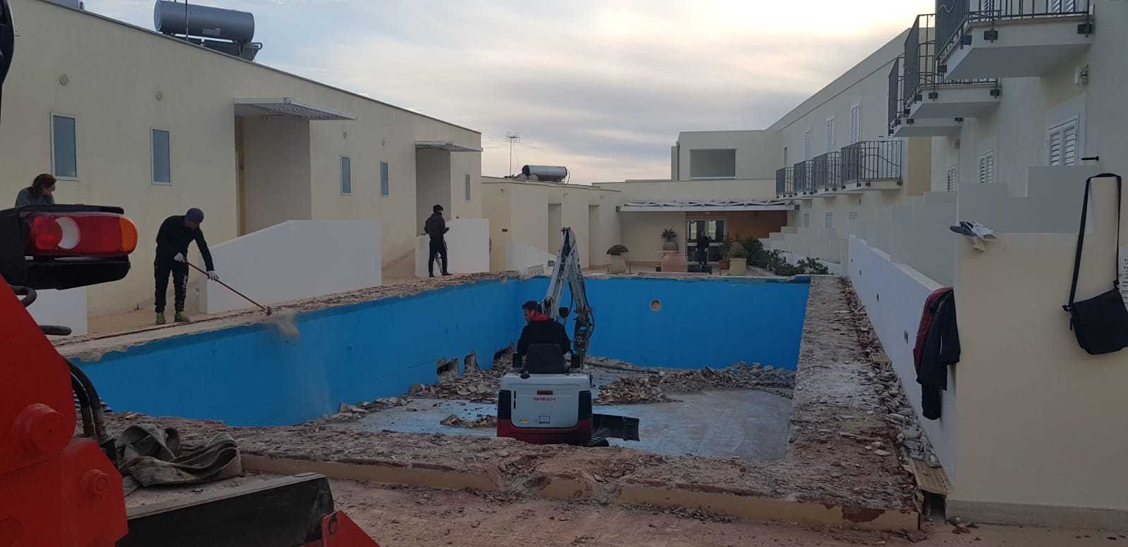 Lavori per la realizzazione di una piscina