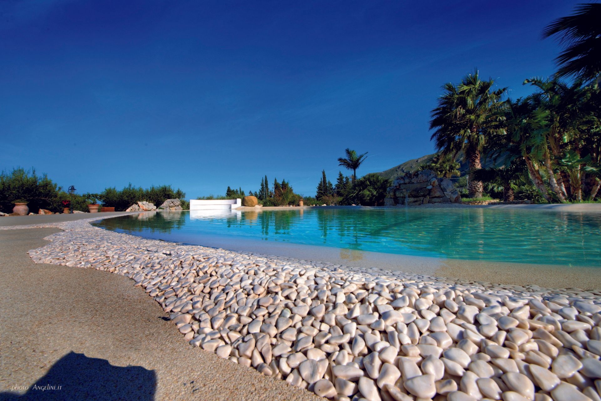 piscina all'aperto con sassi