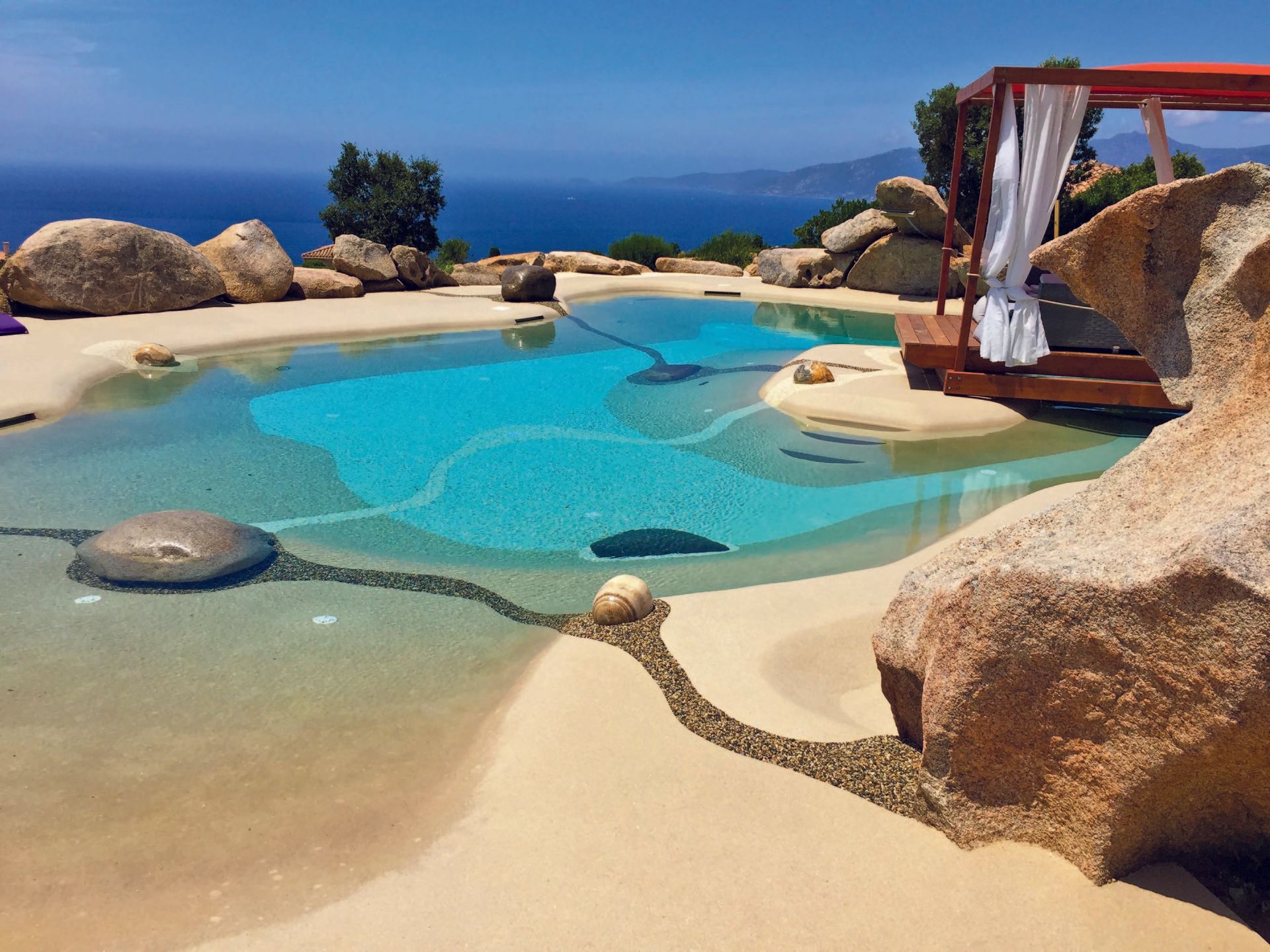 piscina all'aperto con sabbia