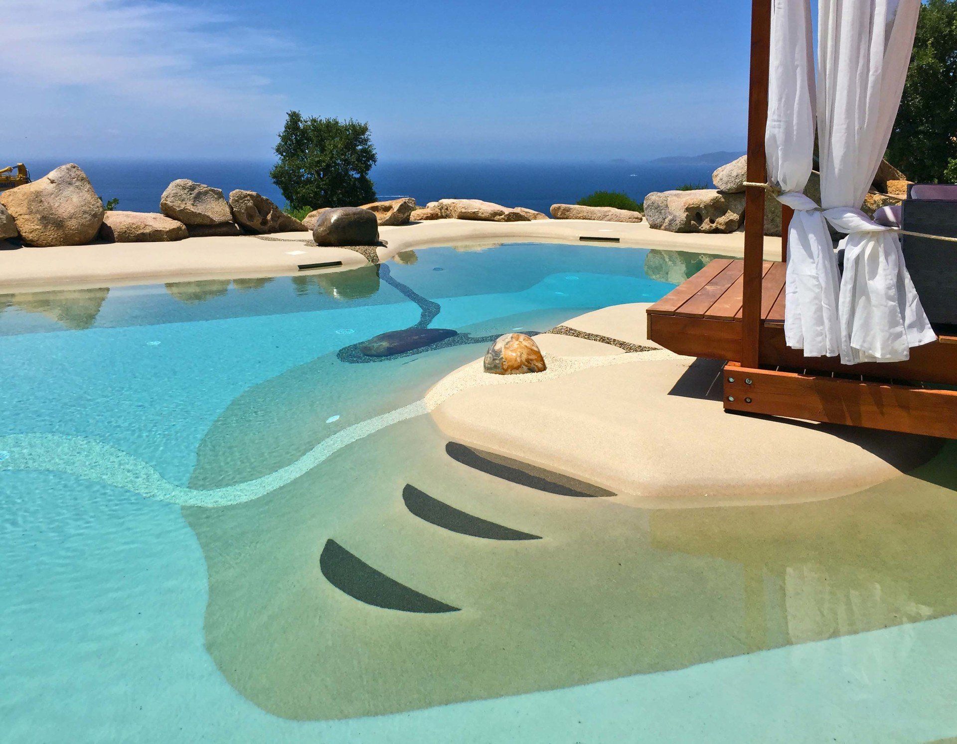 piscina all'aperto con sabbia 2