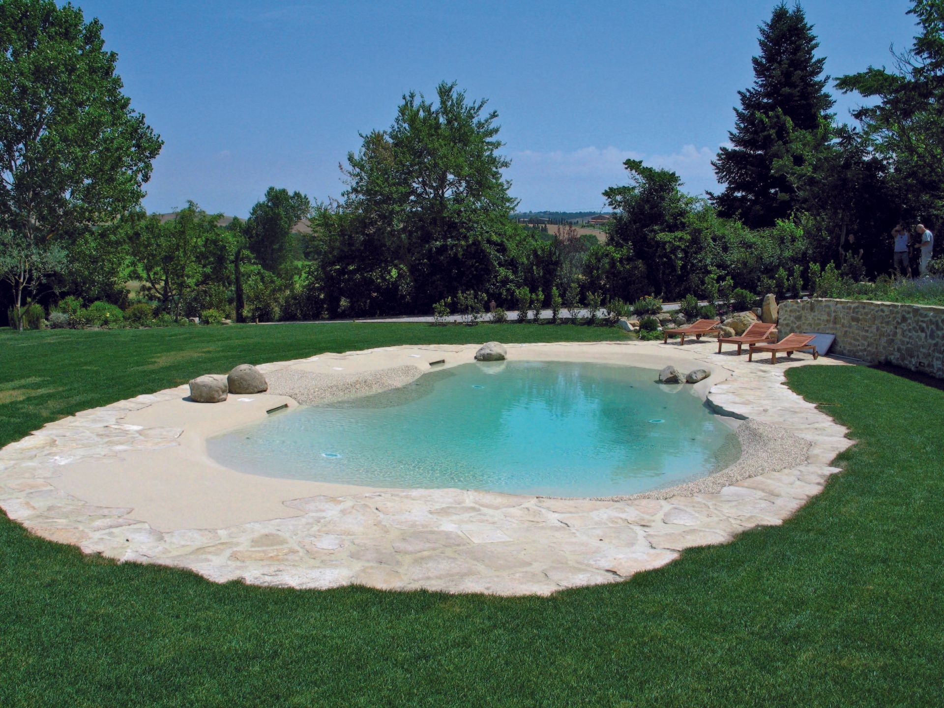 piscina all'aperto con giardino