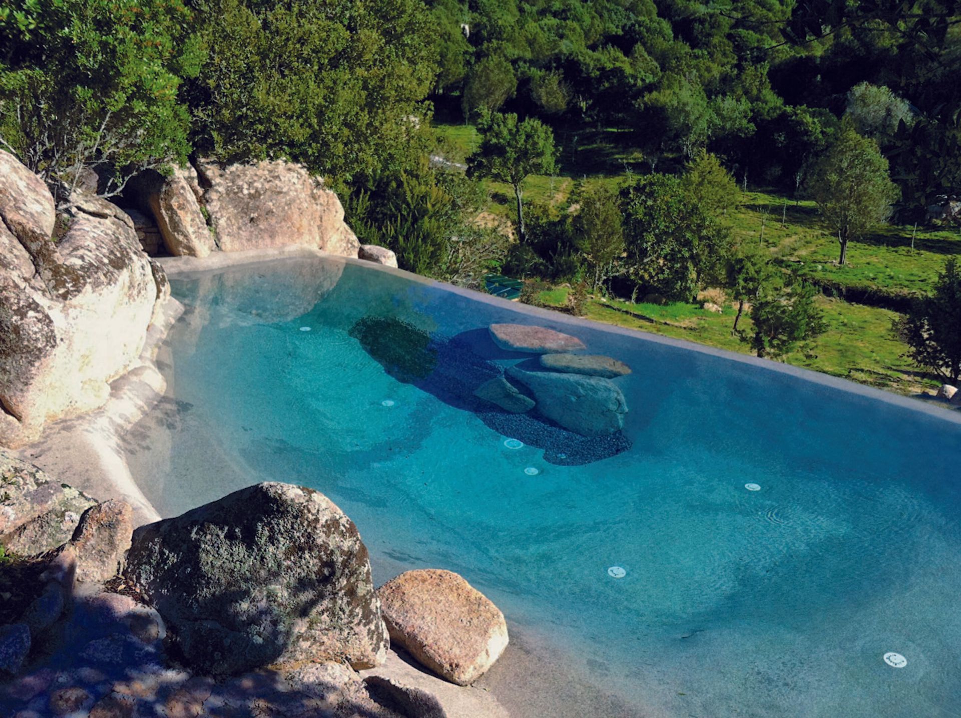 piscina all'aperto con scoglio