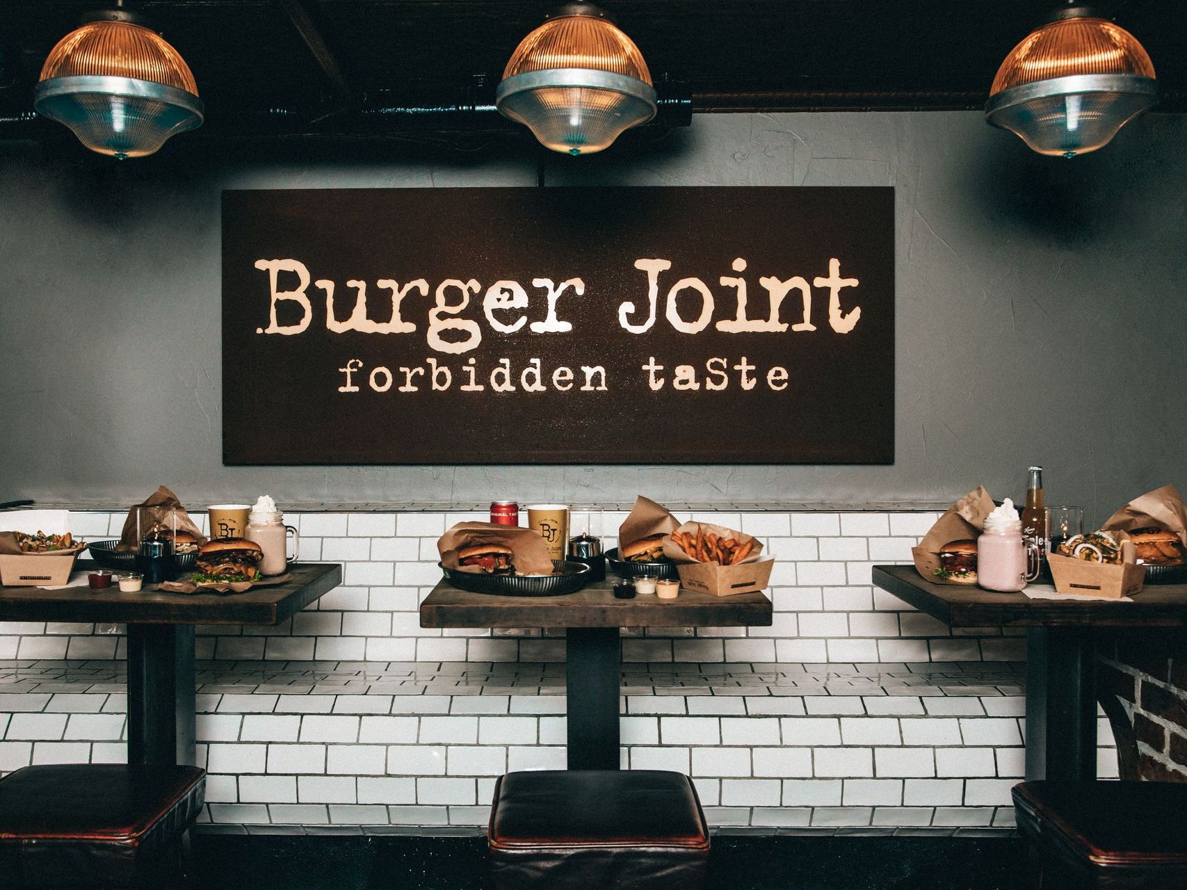 En restaurant med et skilt som sier burger joint forbudt smak