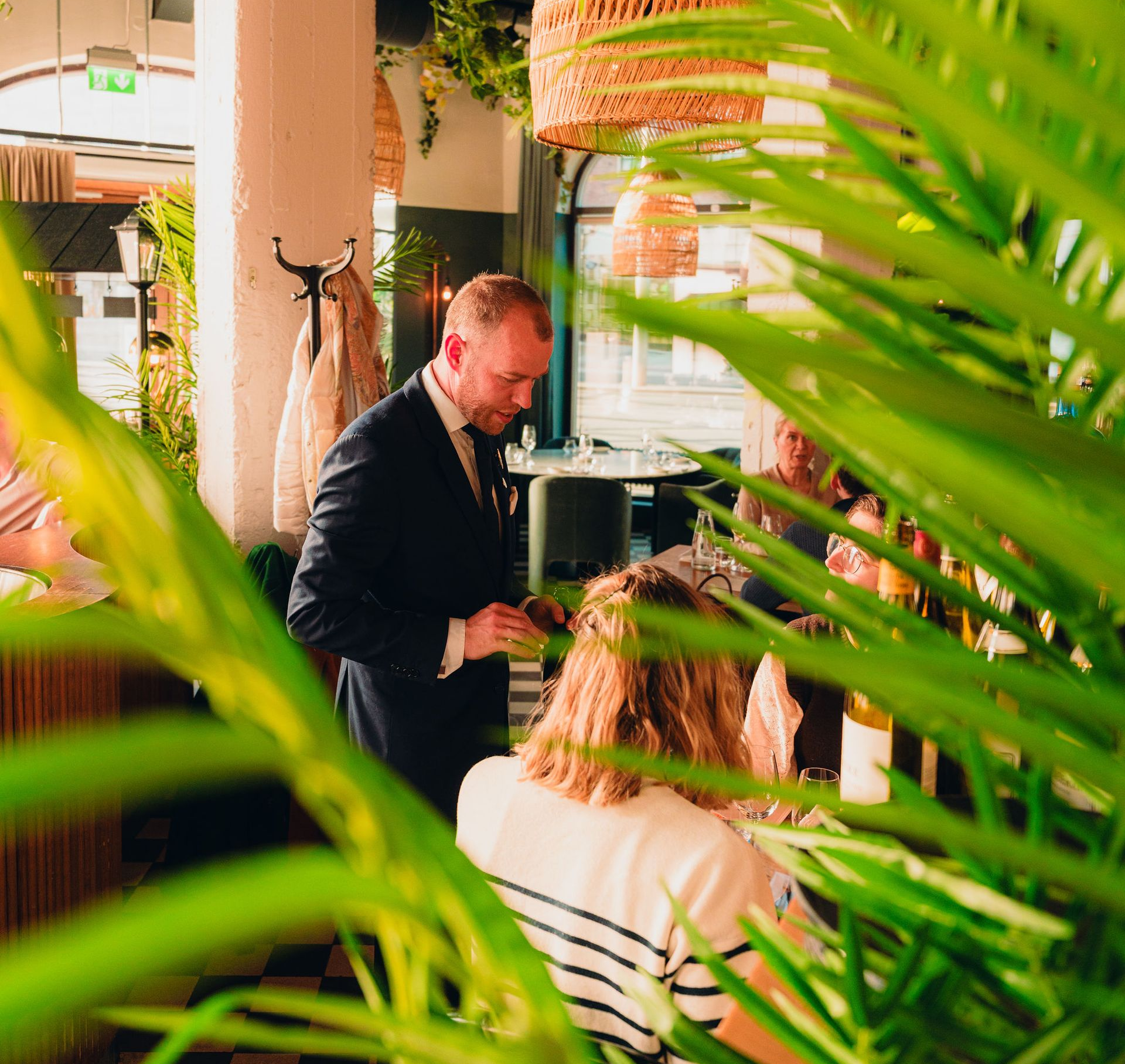 En restaurant med bord og stoler og en bar