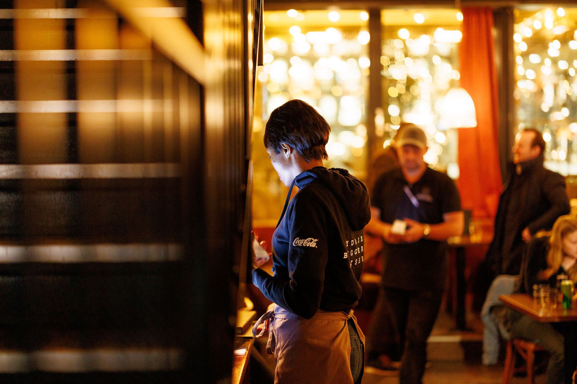 Sprøstekt sandwich på en tallerken med strimlet kål, i en restaurantsetting.