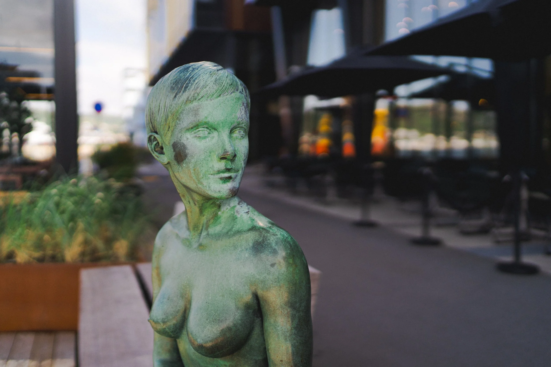 Det er mange forskjellige typer mat på bordet.