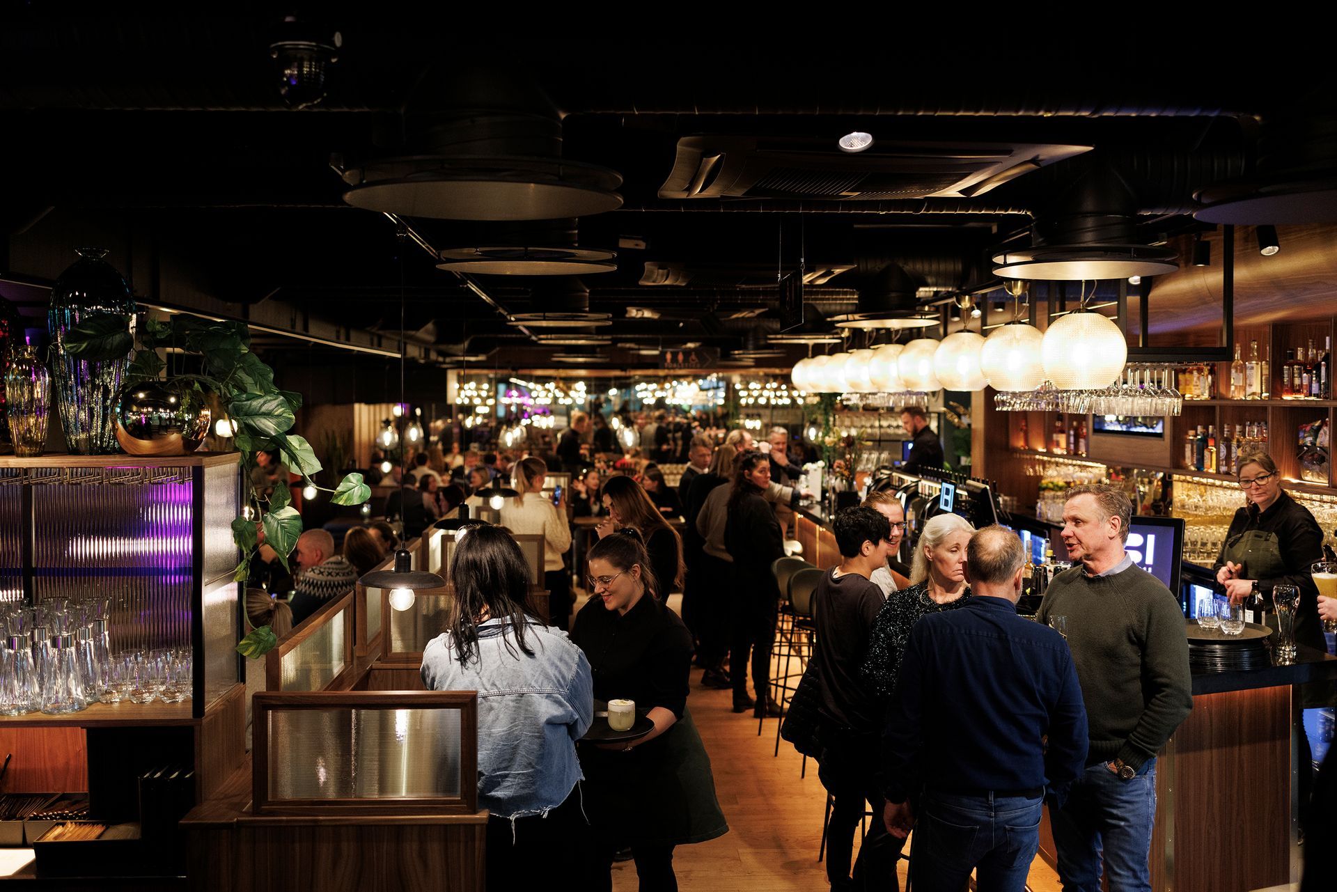 En gruppe mennesker står på en restaurant.