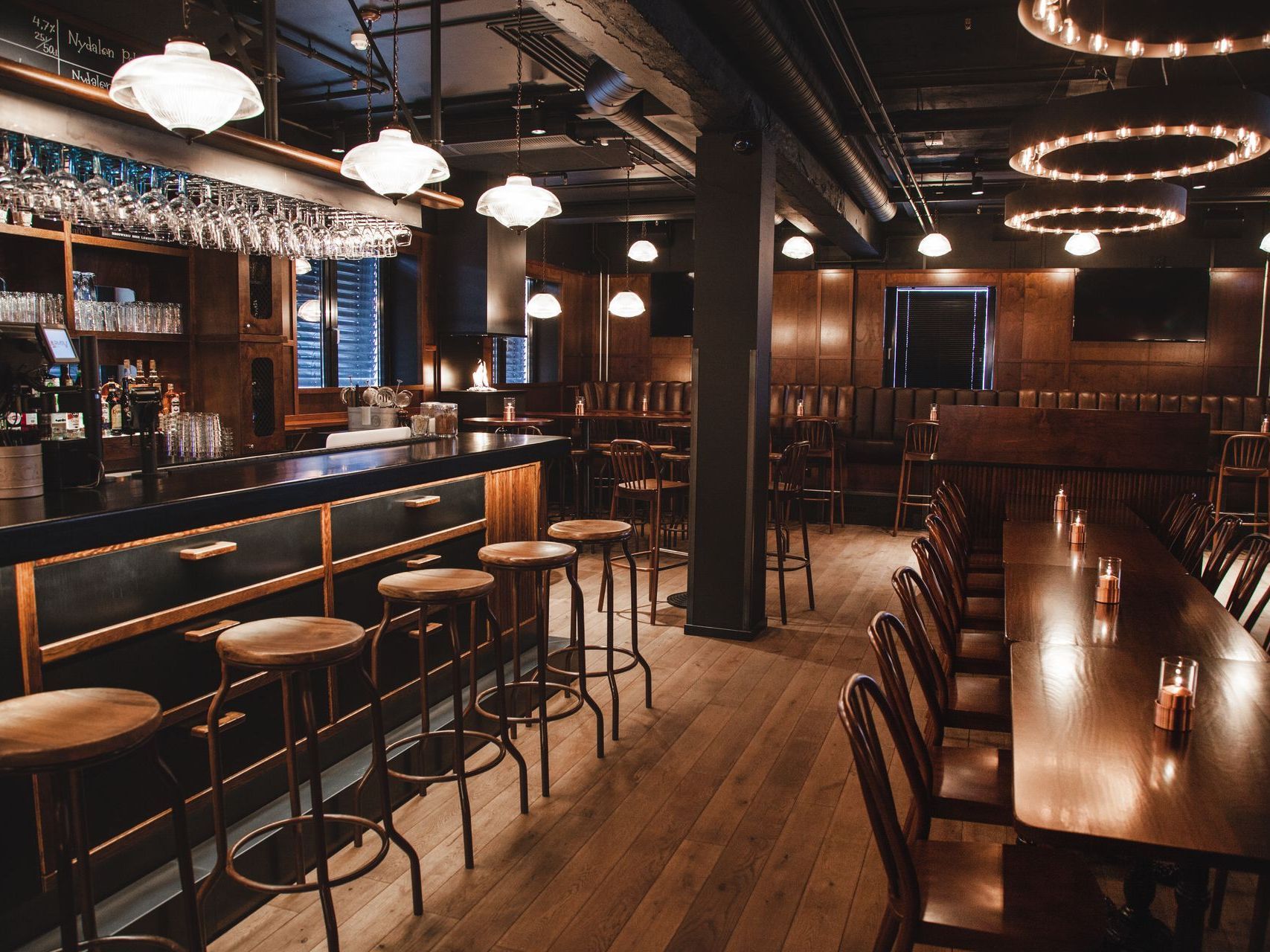 En restaurant med bord og stoler og en bar