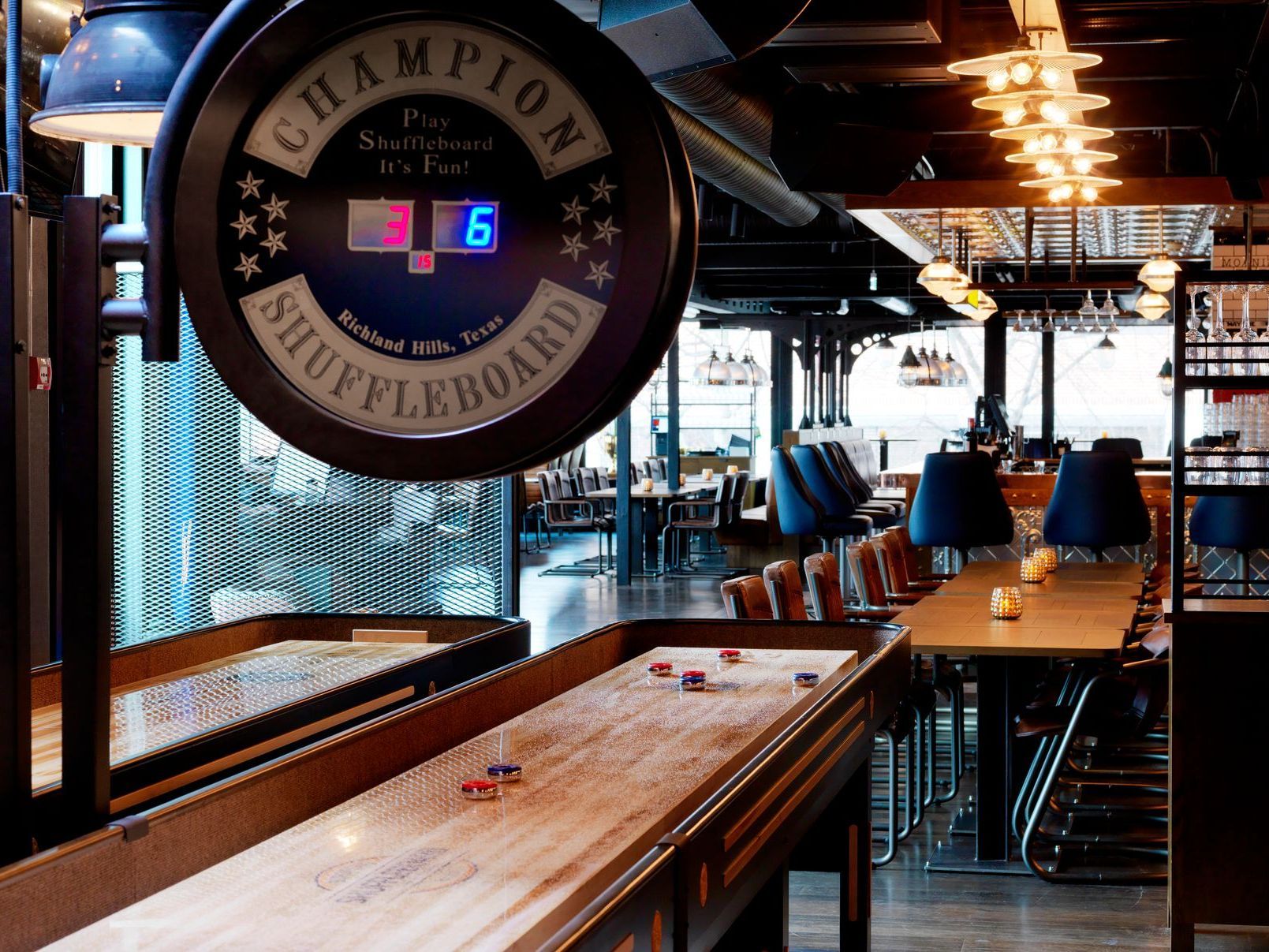 Et shuffleboard-bord med et skilt som sier champion shuffleboard