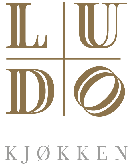 Logo for LUDO Kjøkken: gullbokstaver i et kors; «LUDO» i øvre og venstre kvadrant, «O» nederst til høyre, «Kjøkken» nedenfor.