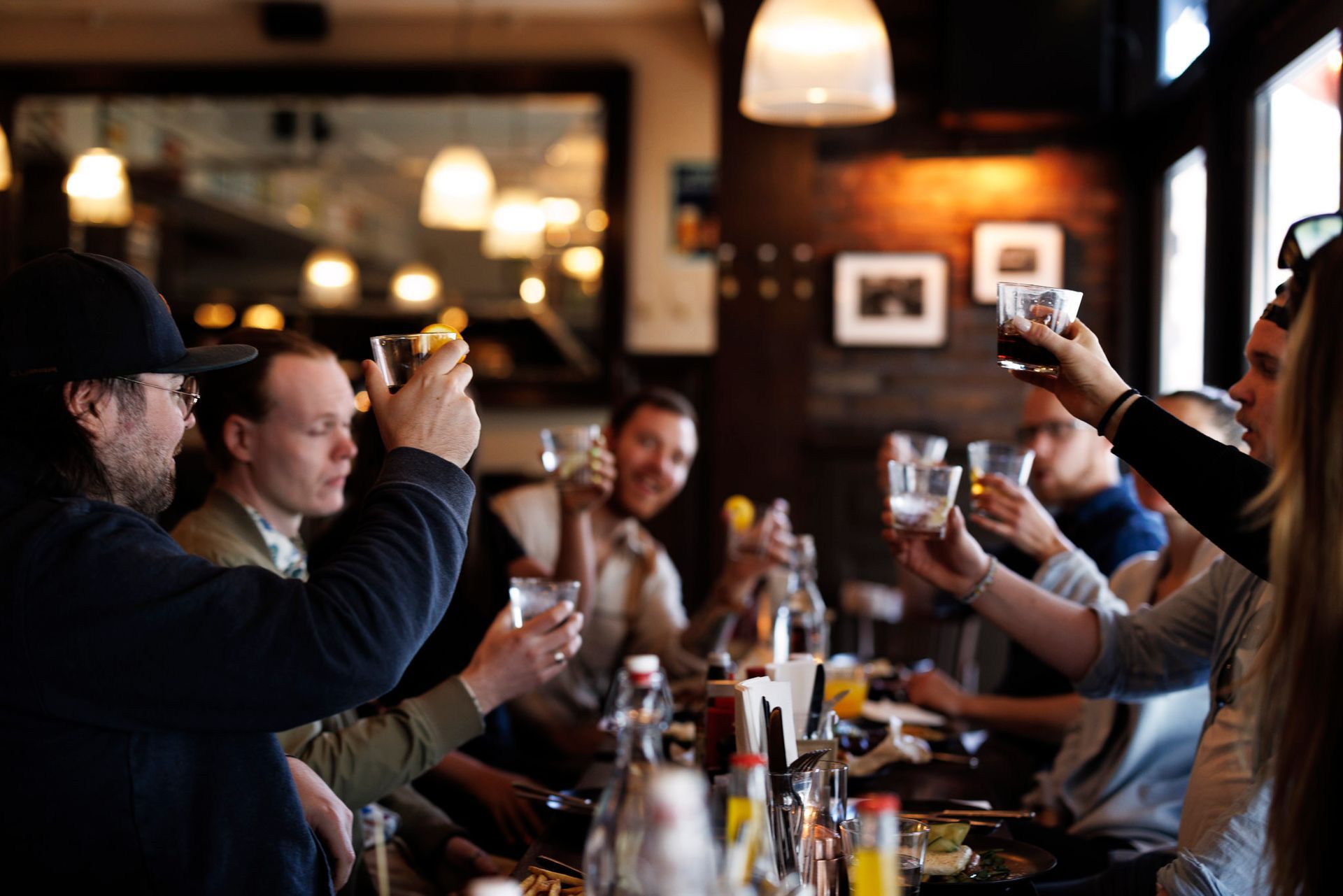 En bar på en restaurant med et skilt som sier 'a' på