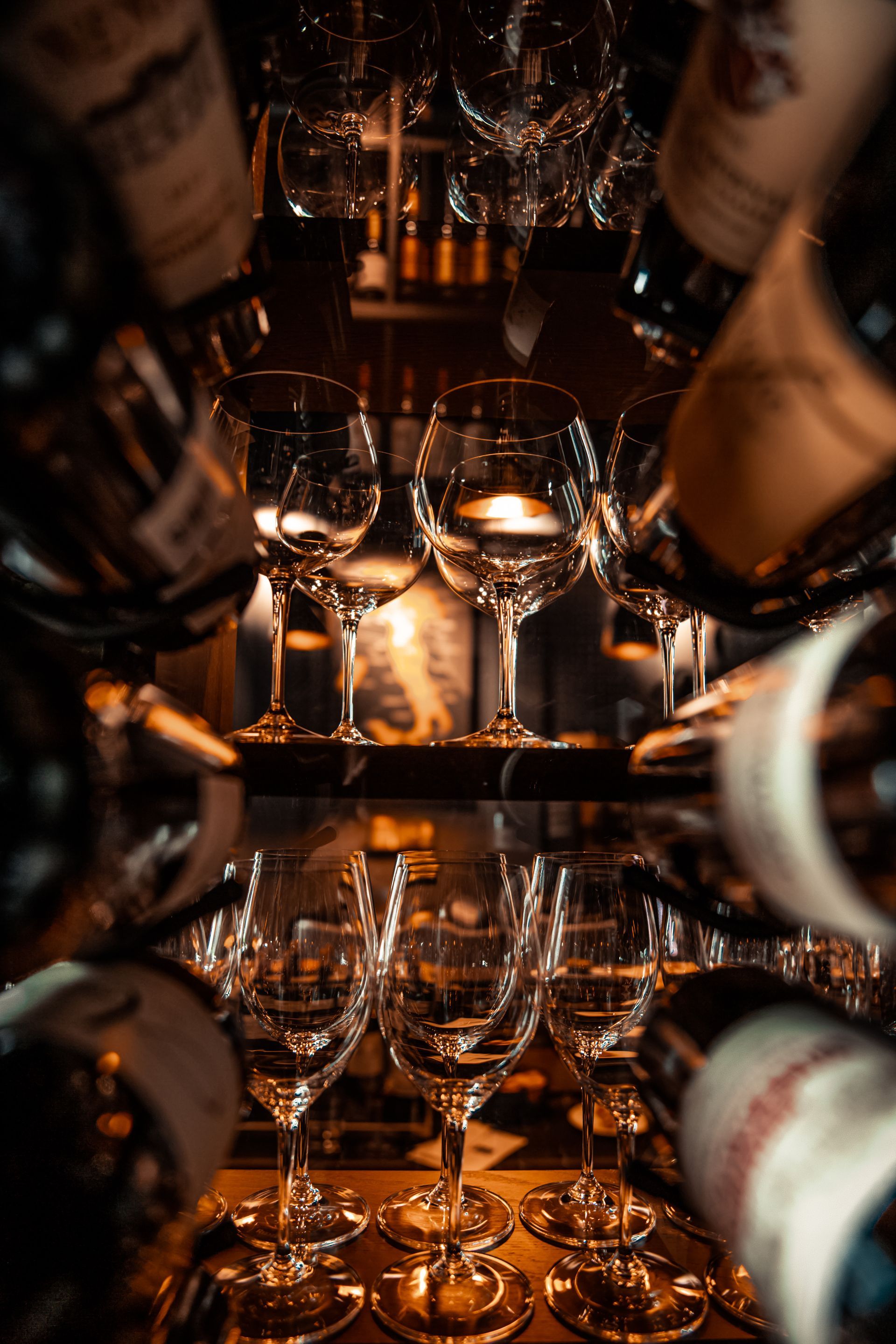 En restaurant med bord og stoler og et rutete gulv.