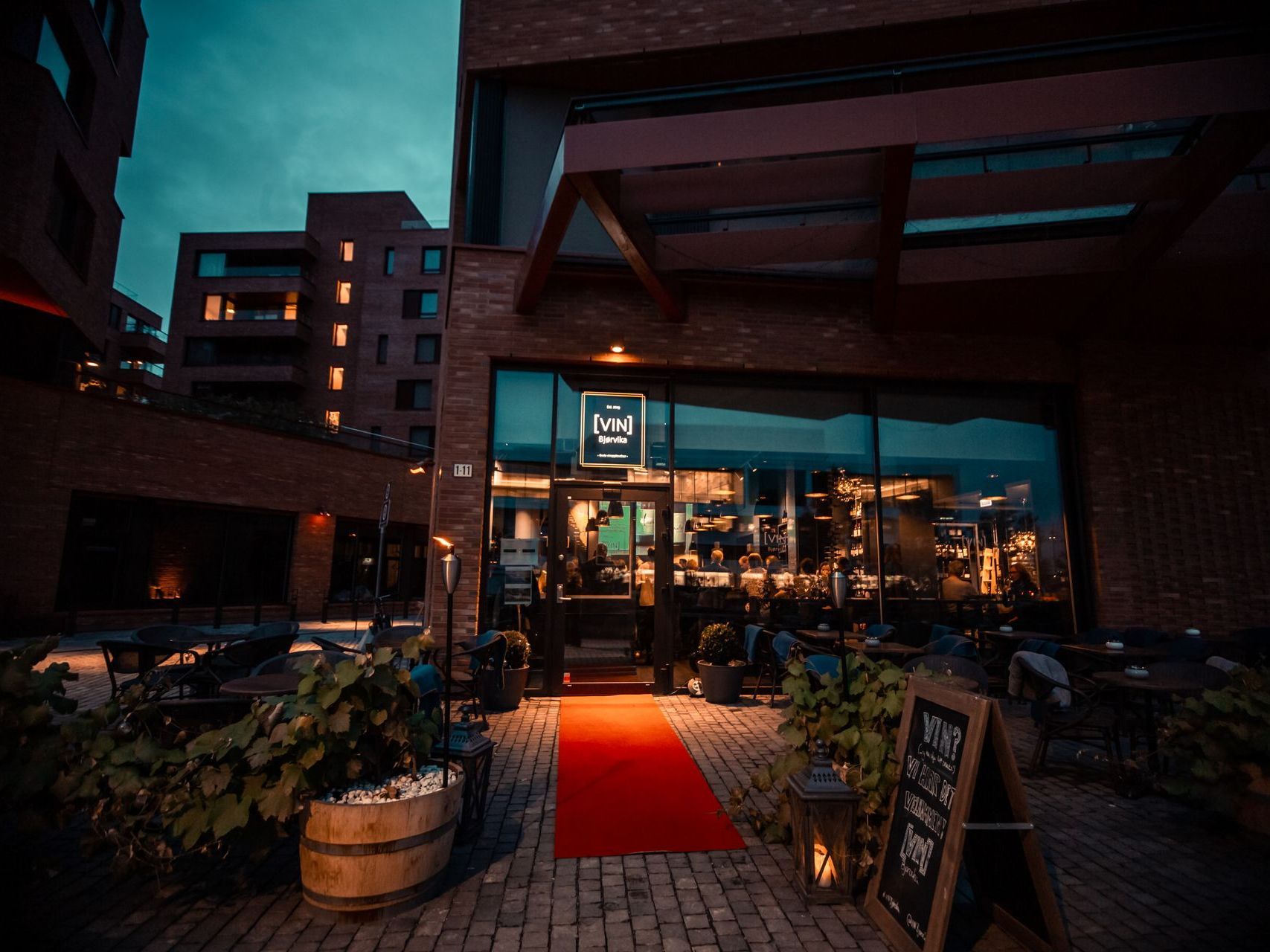 En rød løper fører til inngangen til en restaurant.
