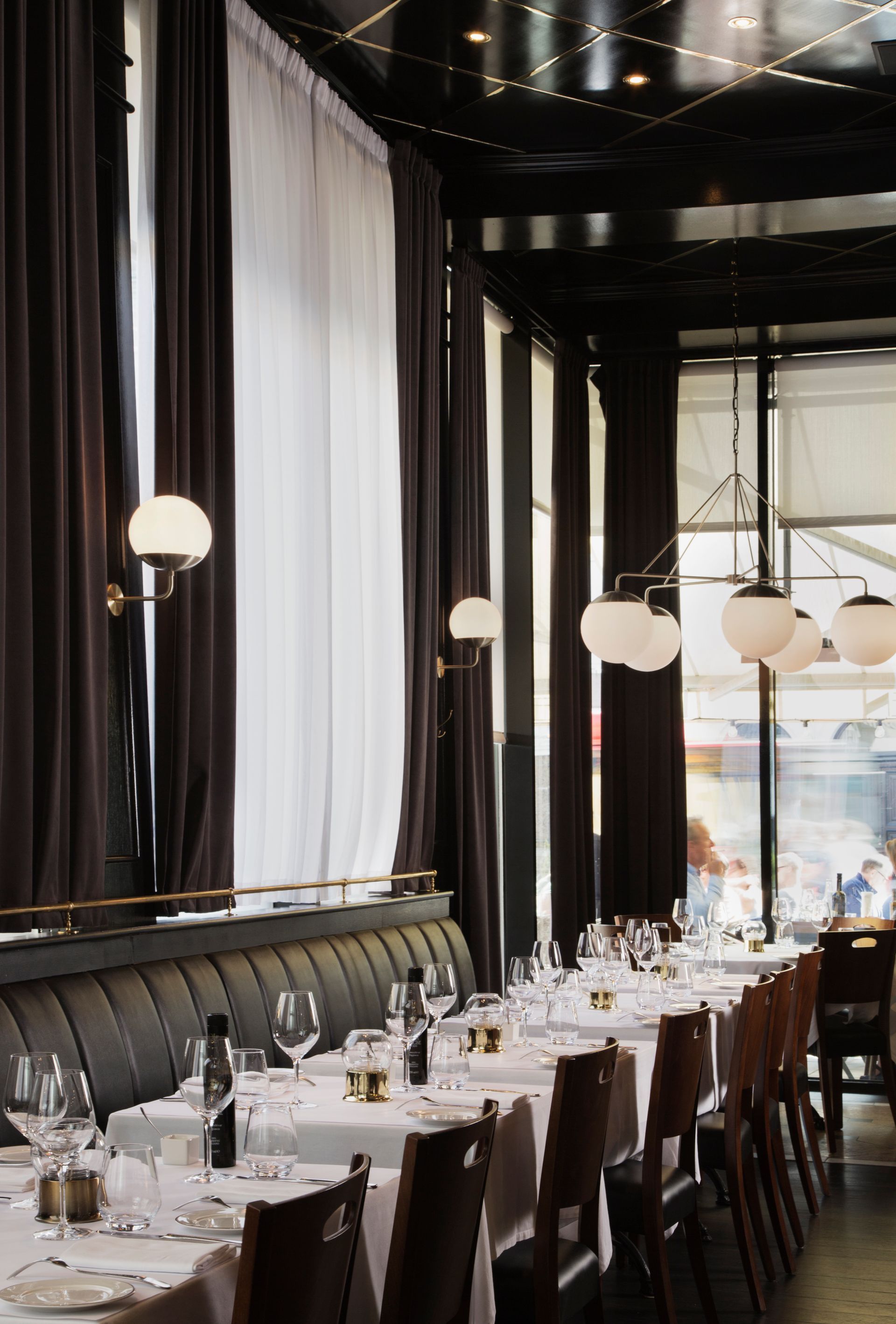 En lang spisestue med bord og stoler til middag