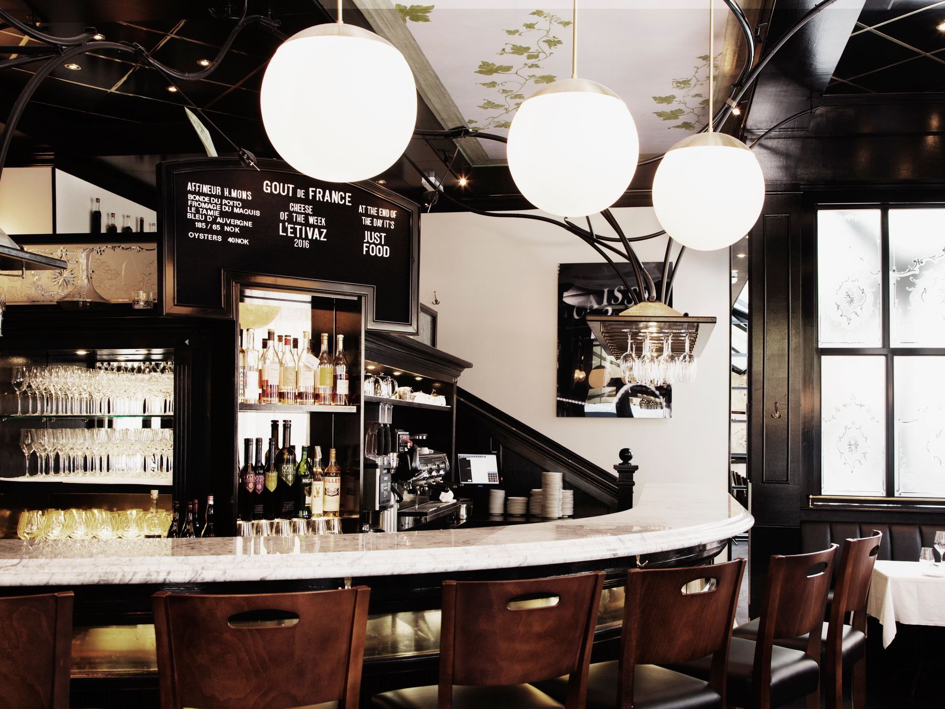En bar på en restaurant med et skilt som sier 'a' på