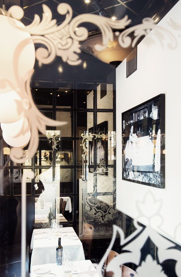 En restaurant med bord og et bilde på veggen som sier 'chanel'