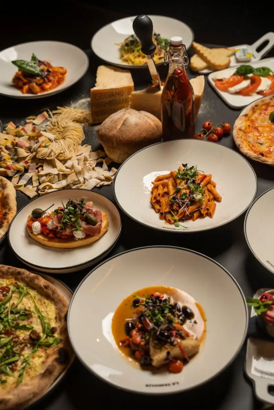 Det er mange forskjellige typer mat på bordet.