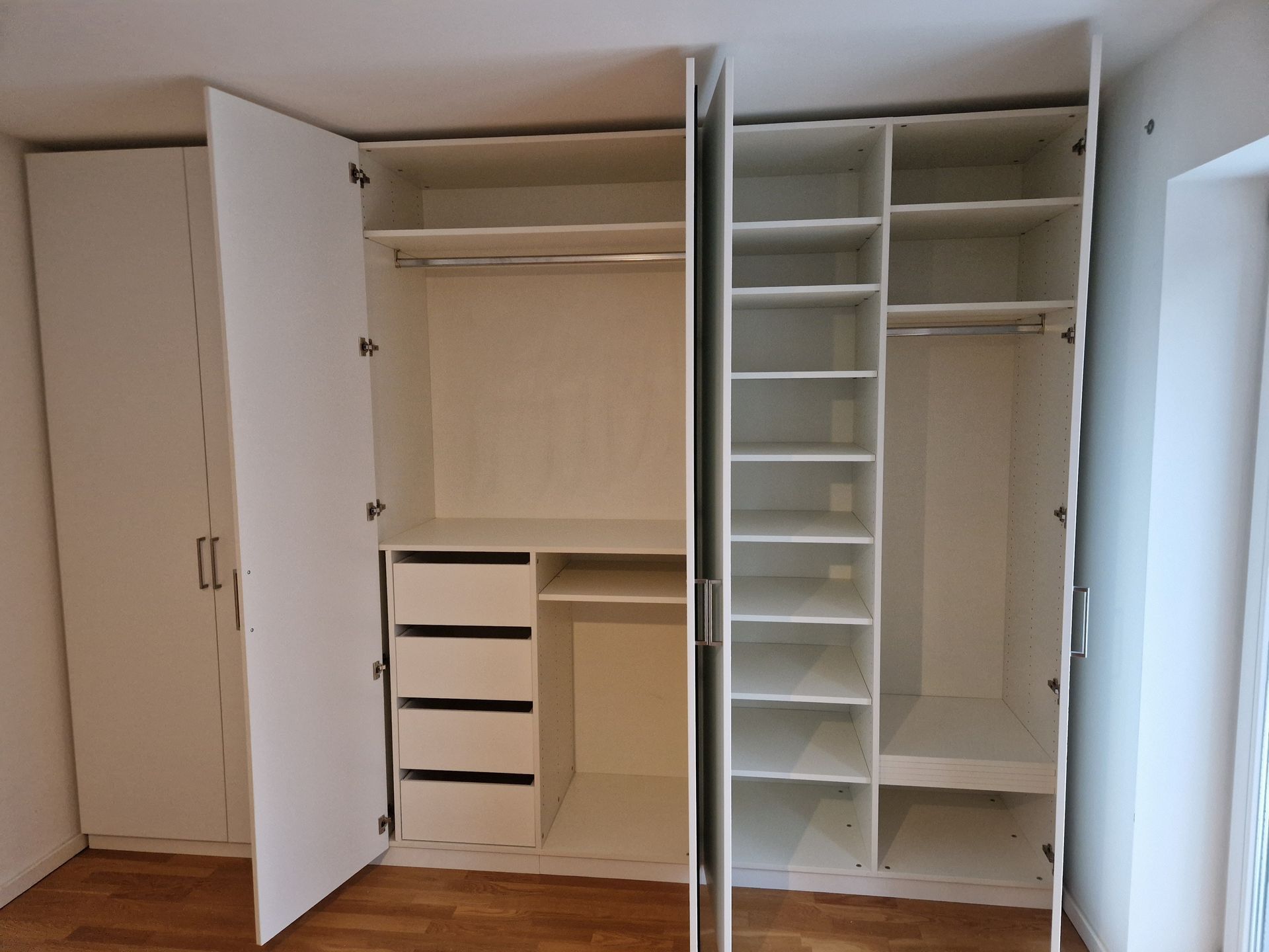 Kleiderschrank aus Holz mit vielen Fächern.