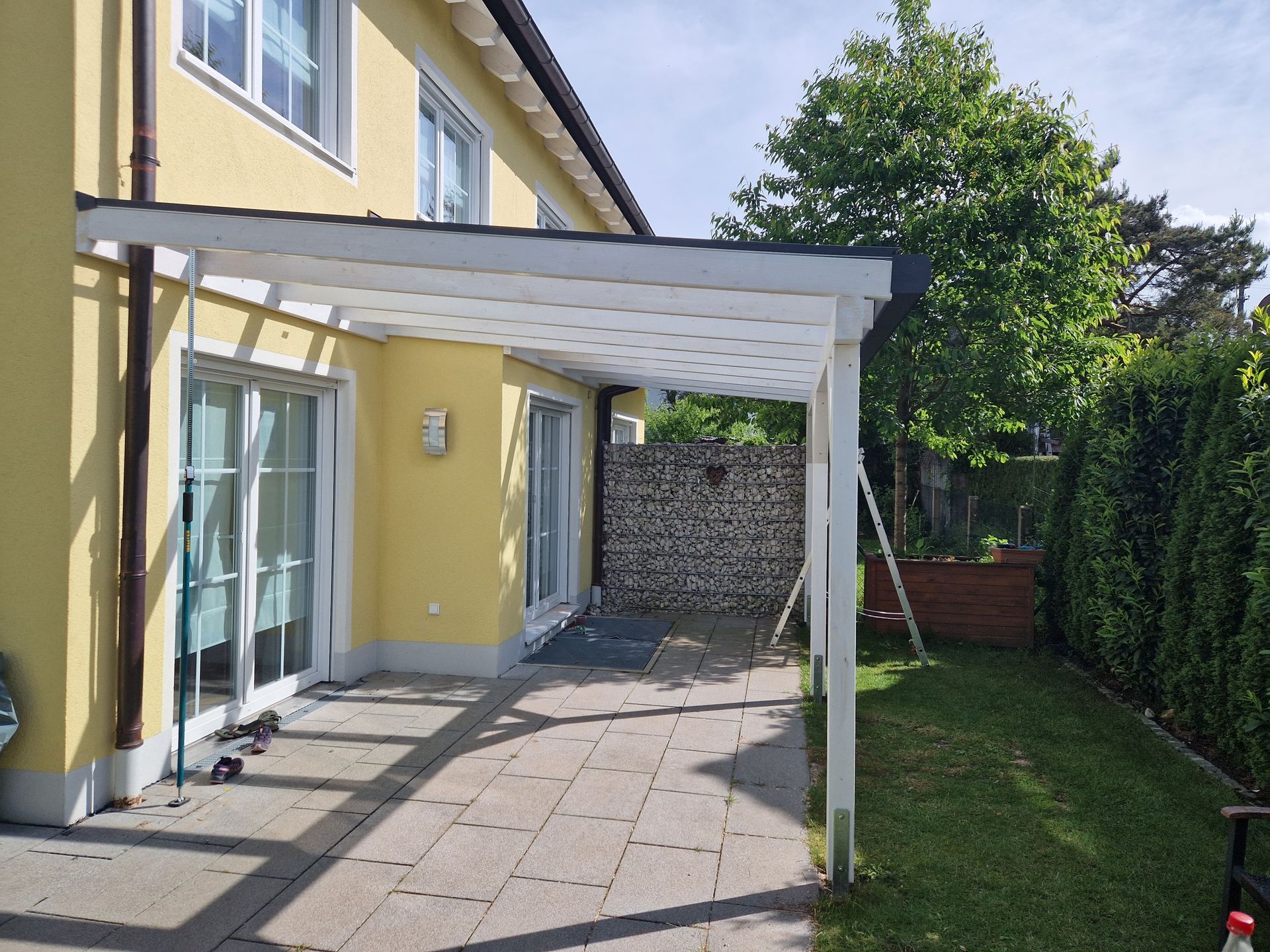 Terrassenüberdachung aus Holz.