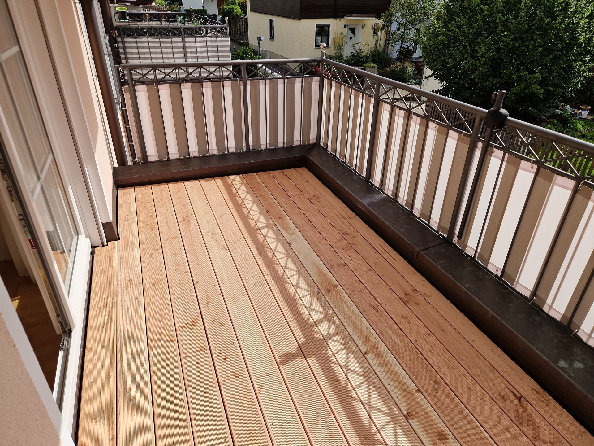 Balkonboden aus Holz als Terrasse.