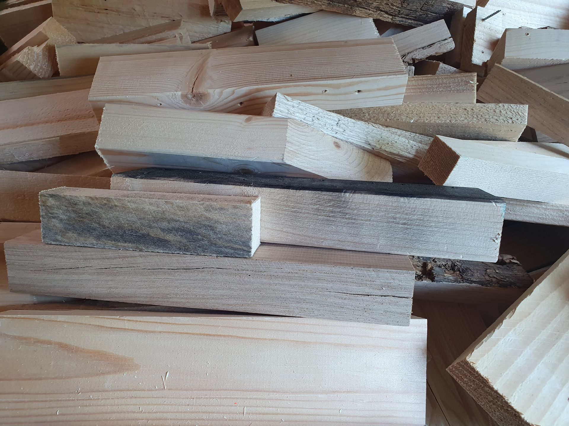 Holzstücke in der Schreinerei.