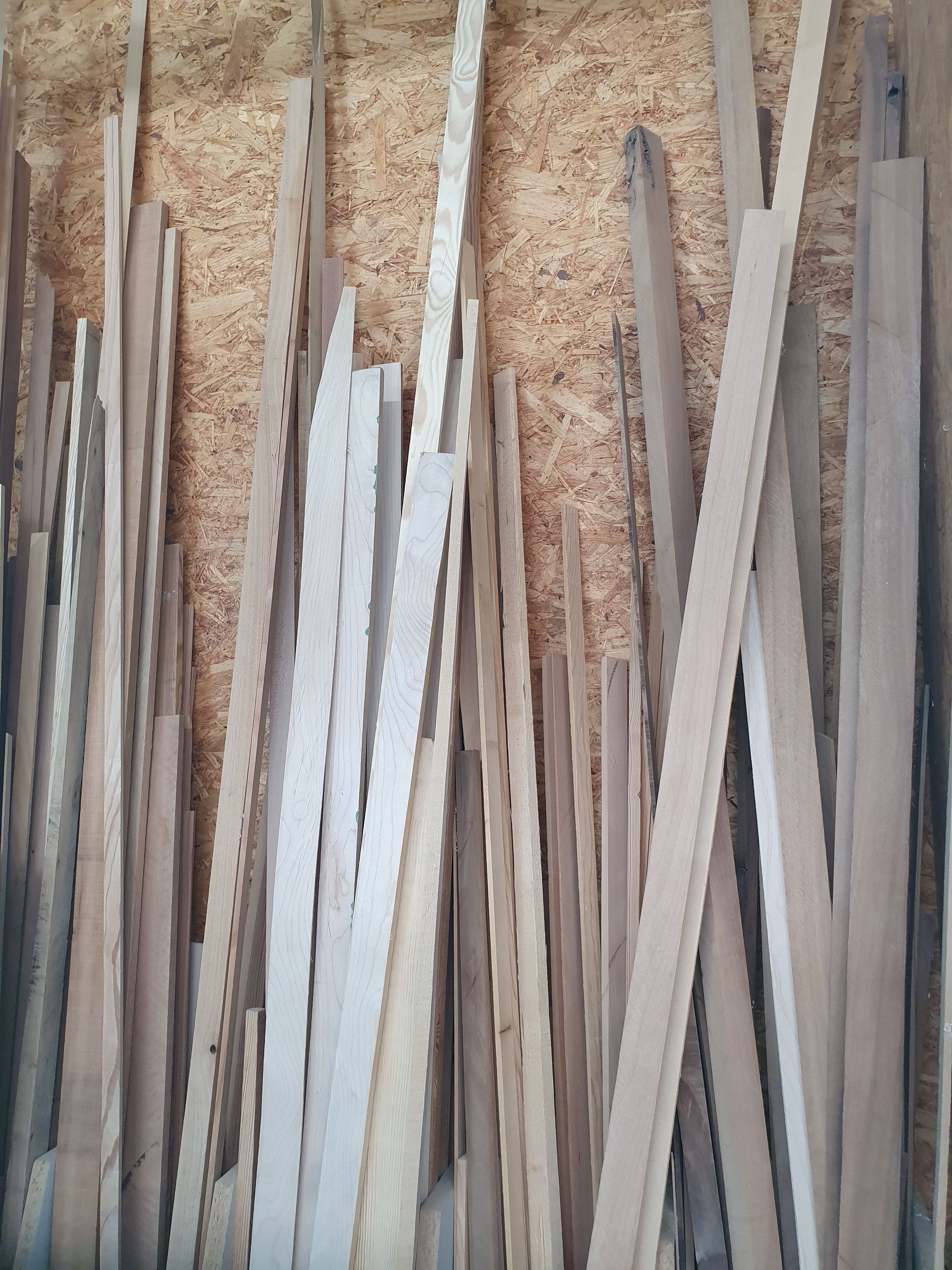 Holzleisten in der Schreinerei.