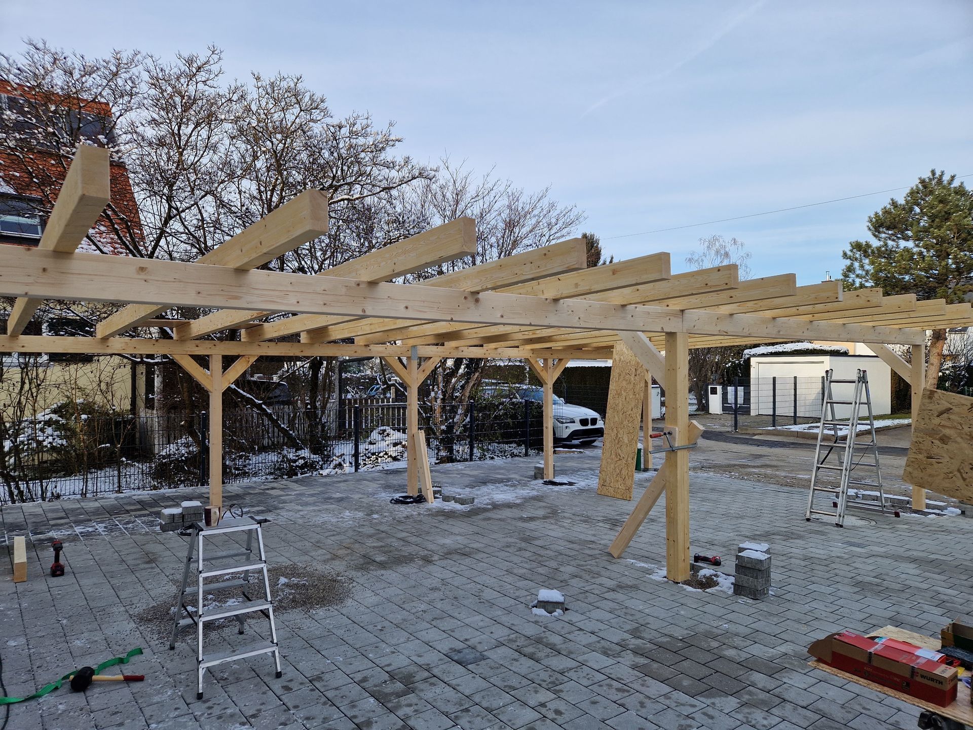 Großer Carport aus Holz.