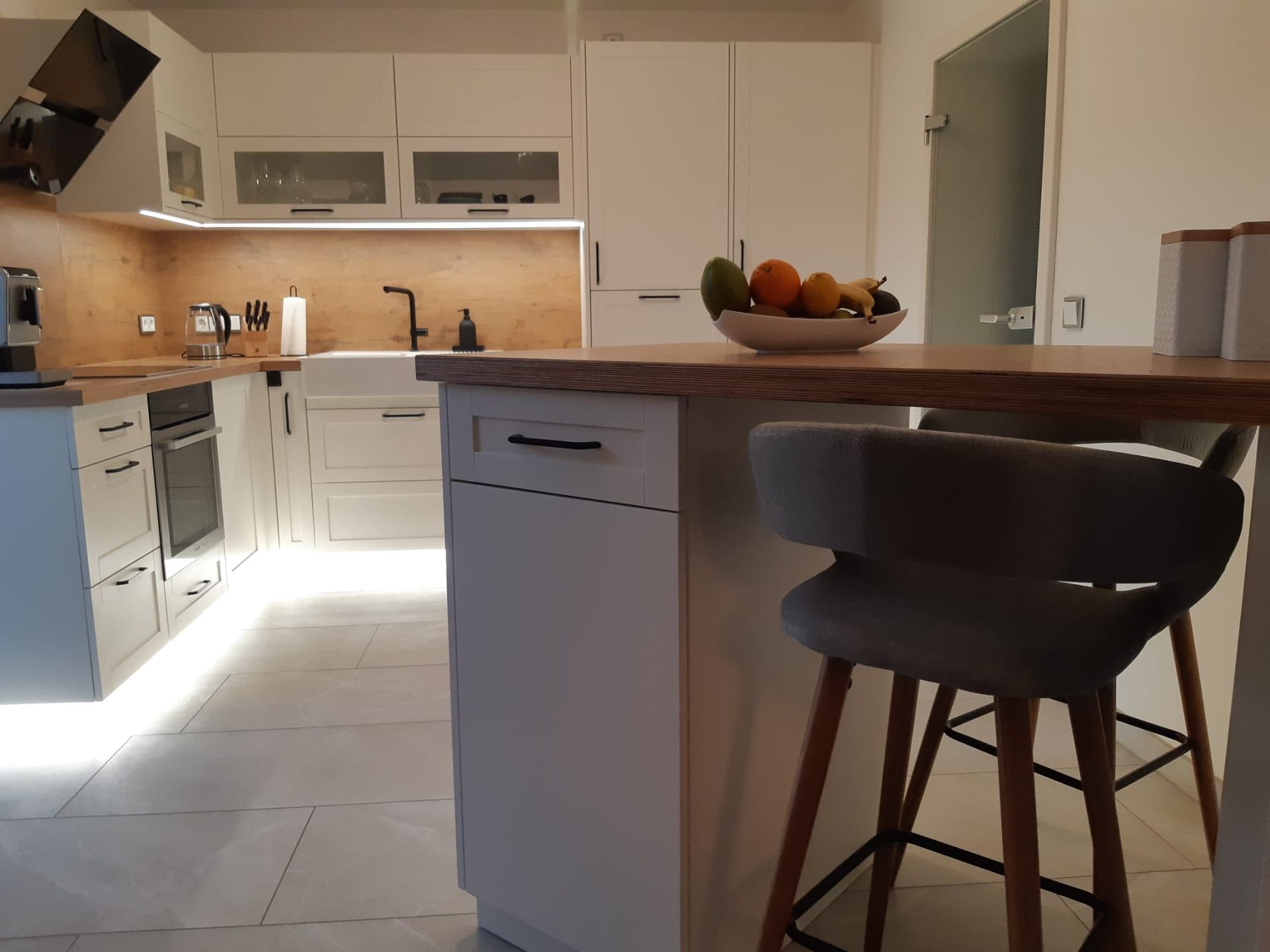 Moderne Küche aus Holz gefertigt und montiert. Inklusive Lichteffekte.