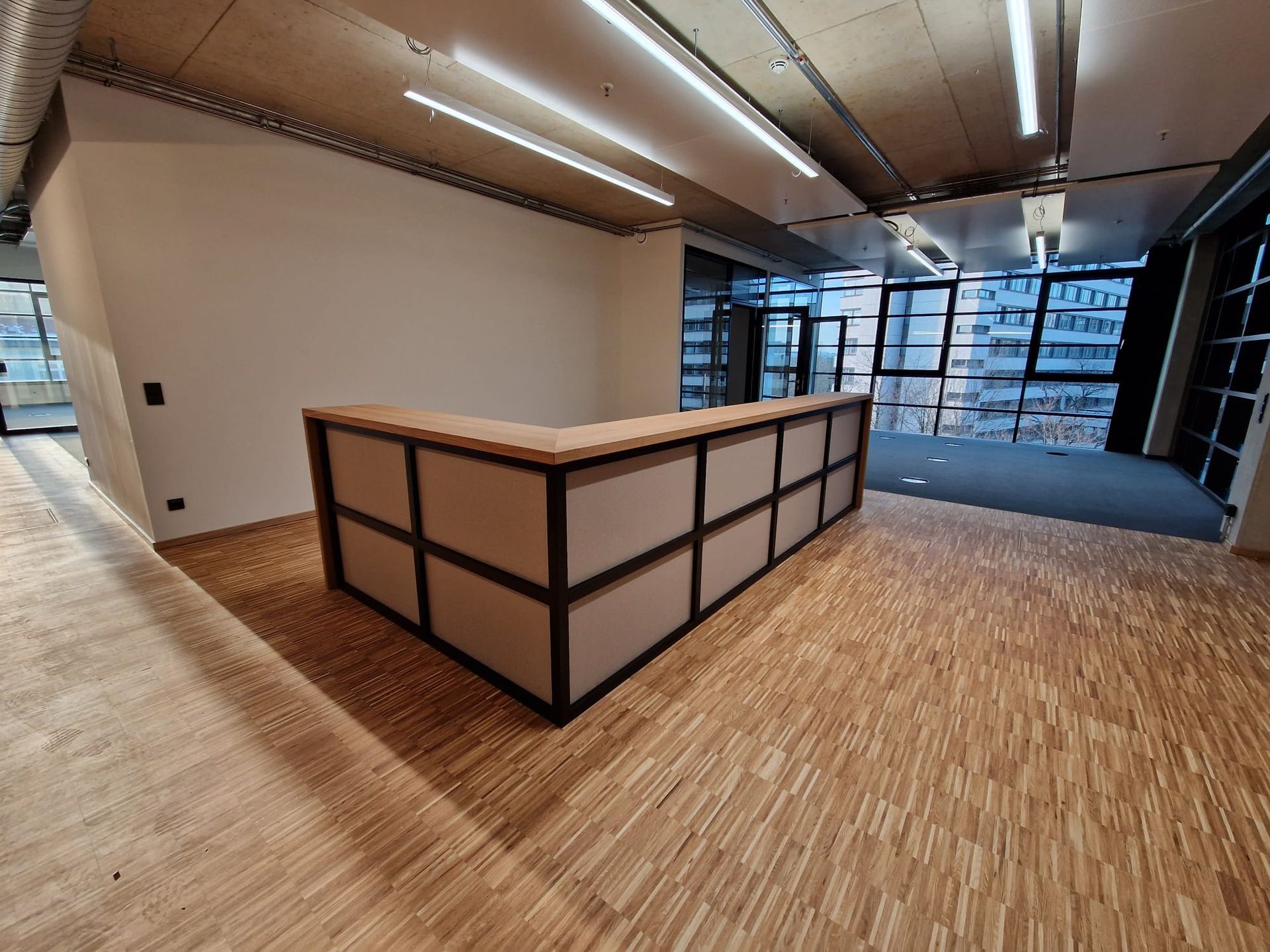 Einzigartiger Empfangstresen aus Holz gefertigt und aufgebaut.